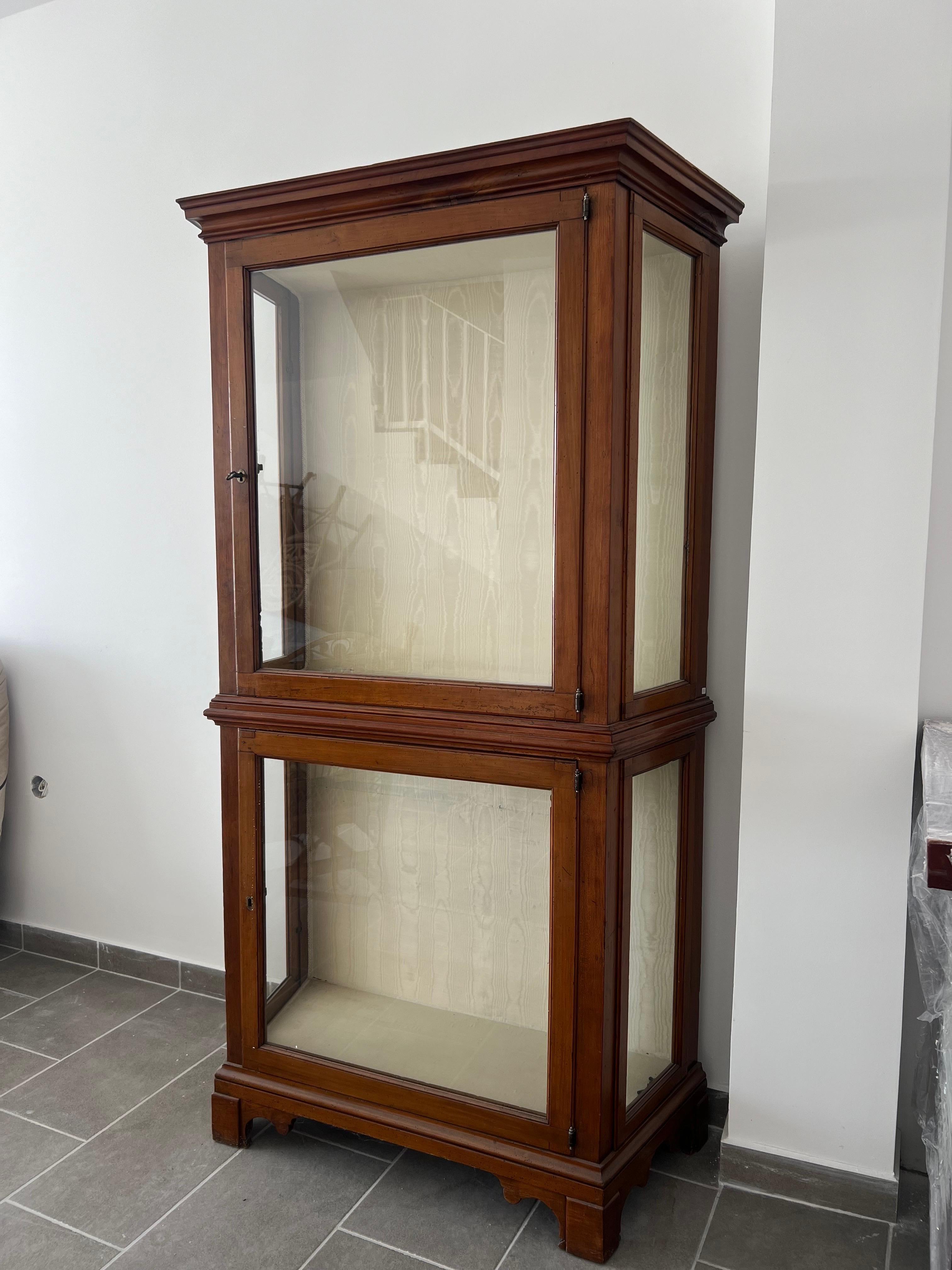 Französische handgeschnitzte Holzvitrine aus dem 19. Jahrhundert im Louis-XV-Stil. Sehr stabile Möbel mit originalen Glastüren und Regalen in sehr authentischem Zustand.

