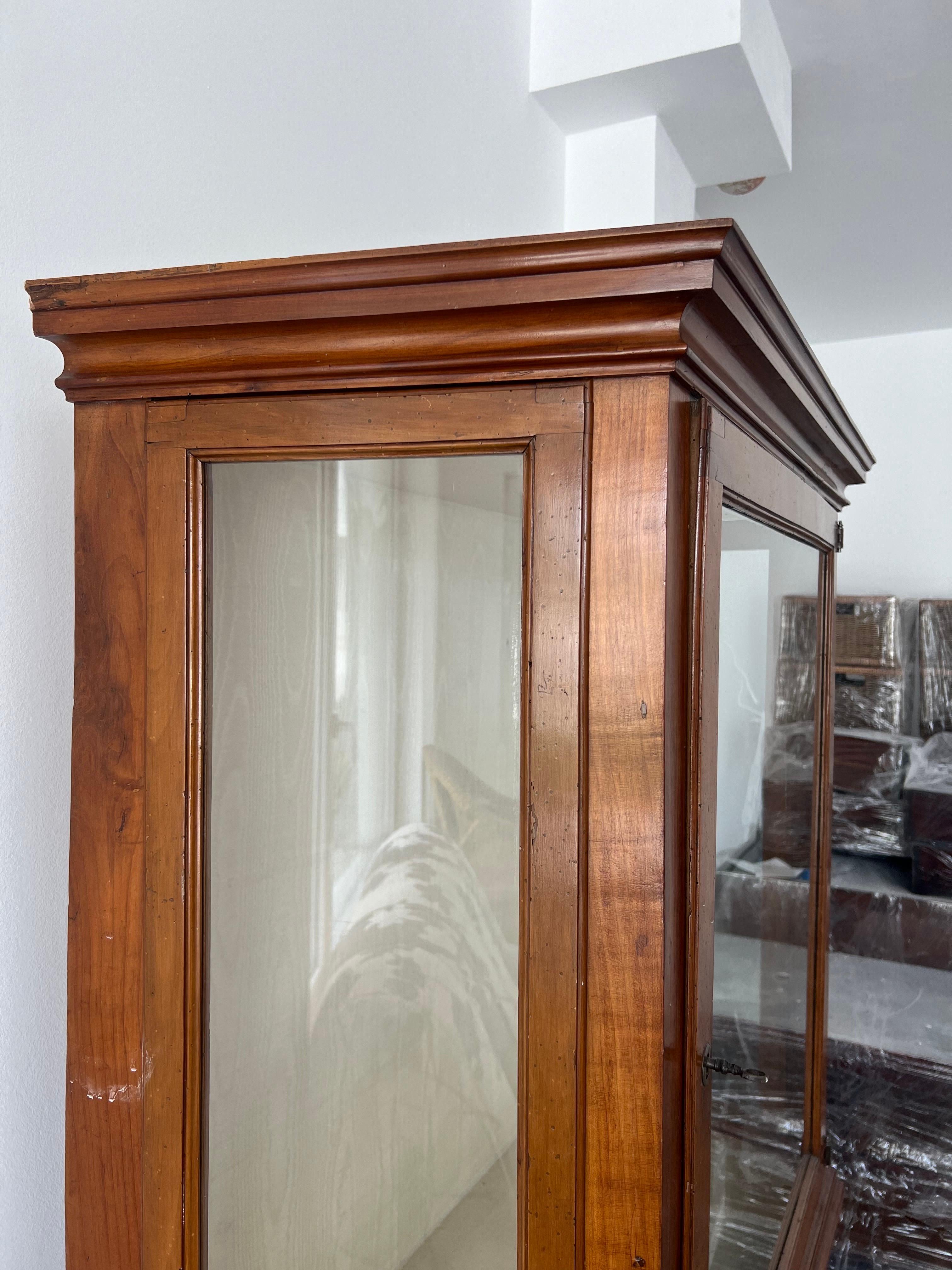 19th Century French Hand Carved Wooden Vitrine in Louis XV Style  For Sale 1