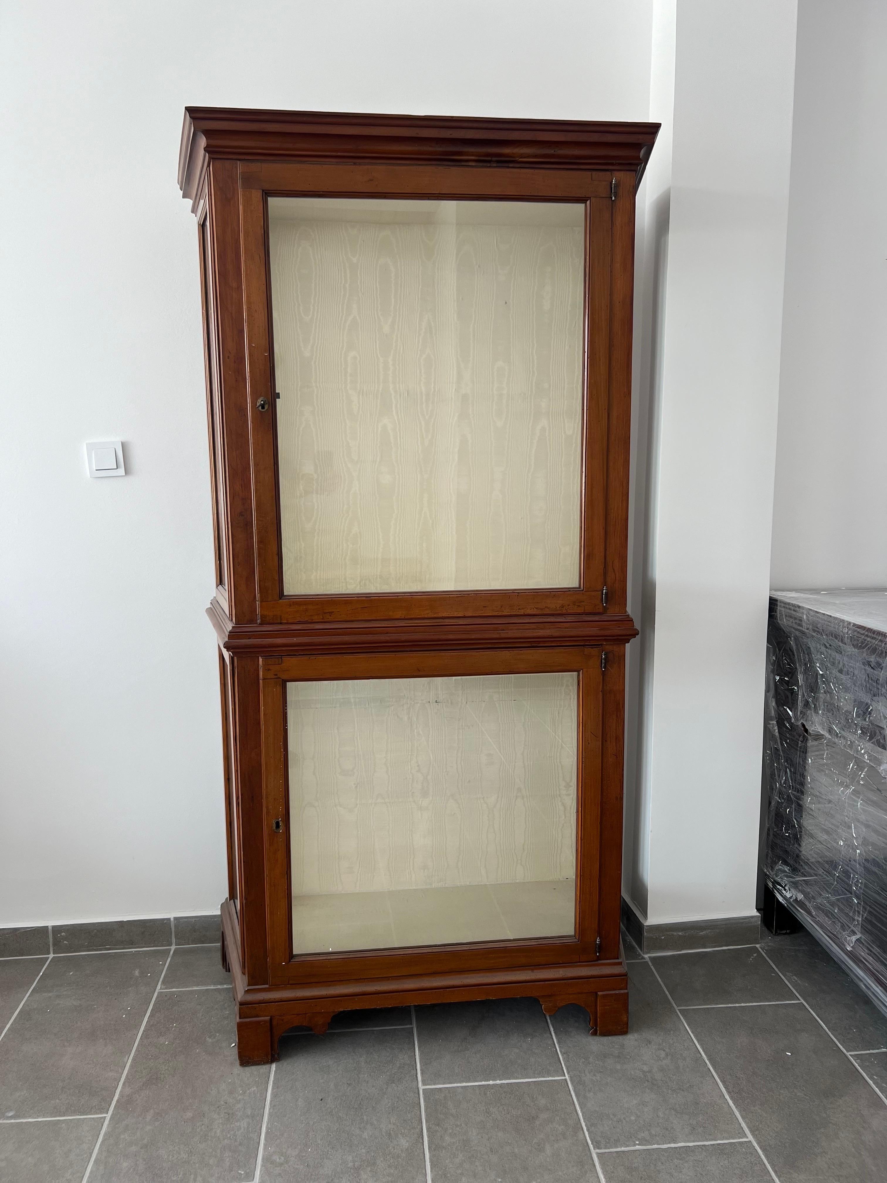 19th Century French Hand Carved Wooden Vitrine in Louis XV Style  For Sale 2