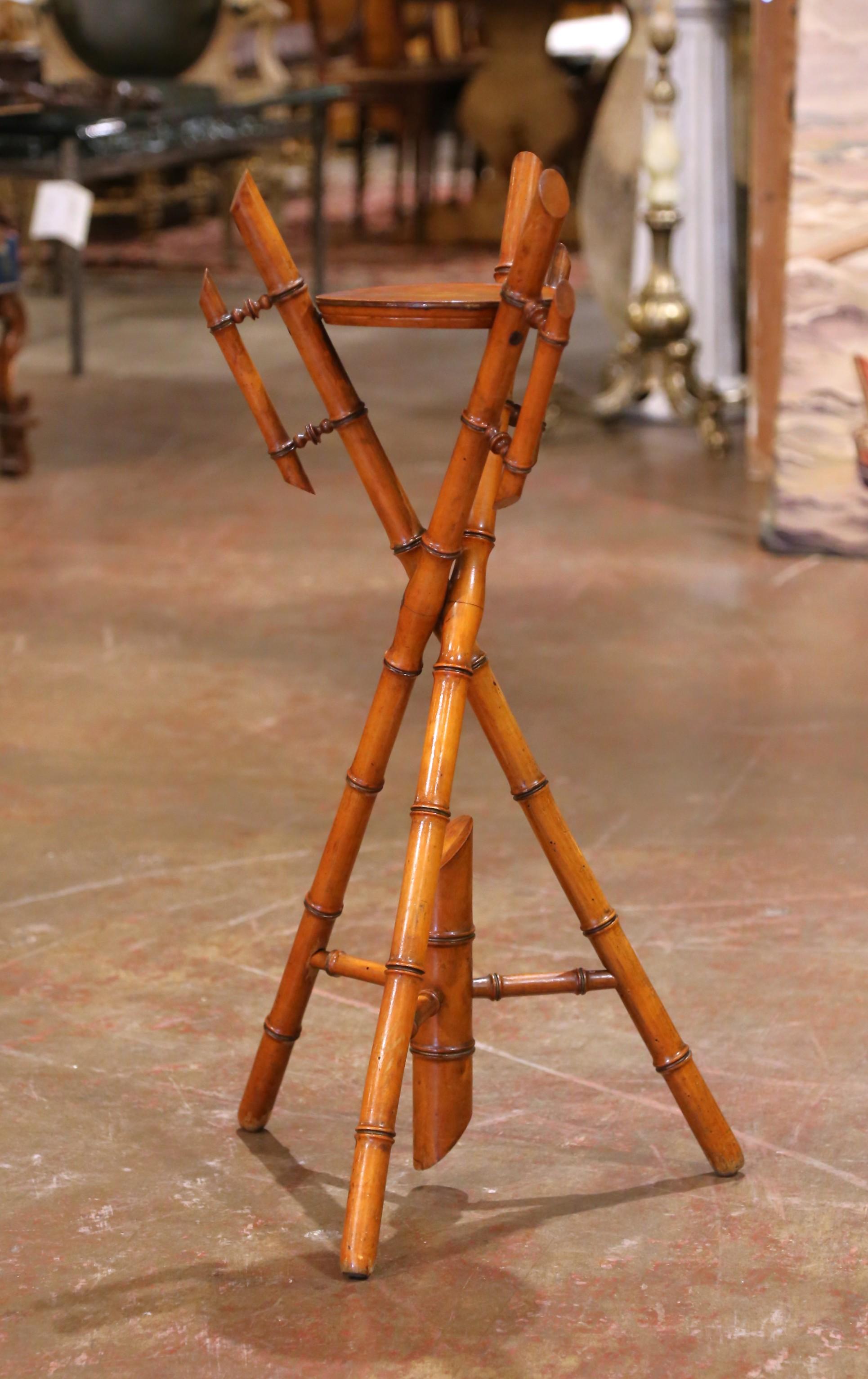 Dieser authentische Bambus-Pflanzenständer wurde um 1890 in Frankreich hergestellt und unterstreicht die Schönheit und Langlebigkeit von echtem, handgearbeitetem Bambus. Mit einer Höhe von 34″ verfügt er über drei gespreizte Beine, die durch