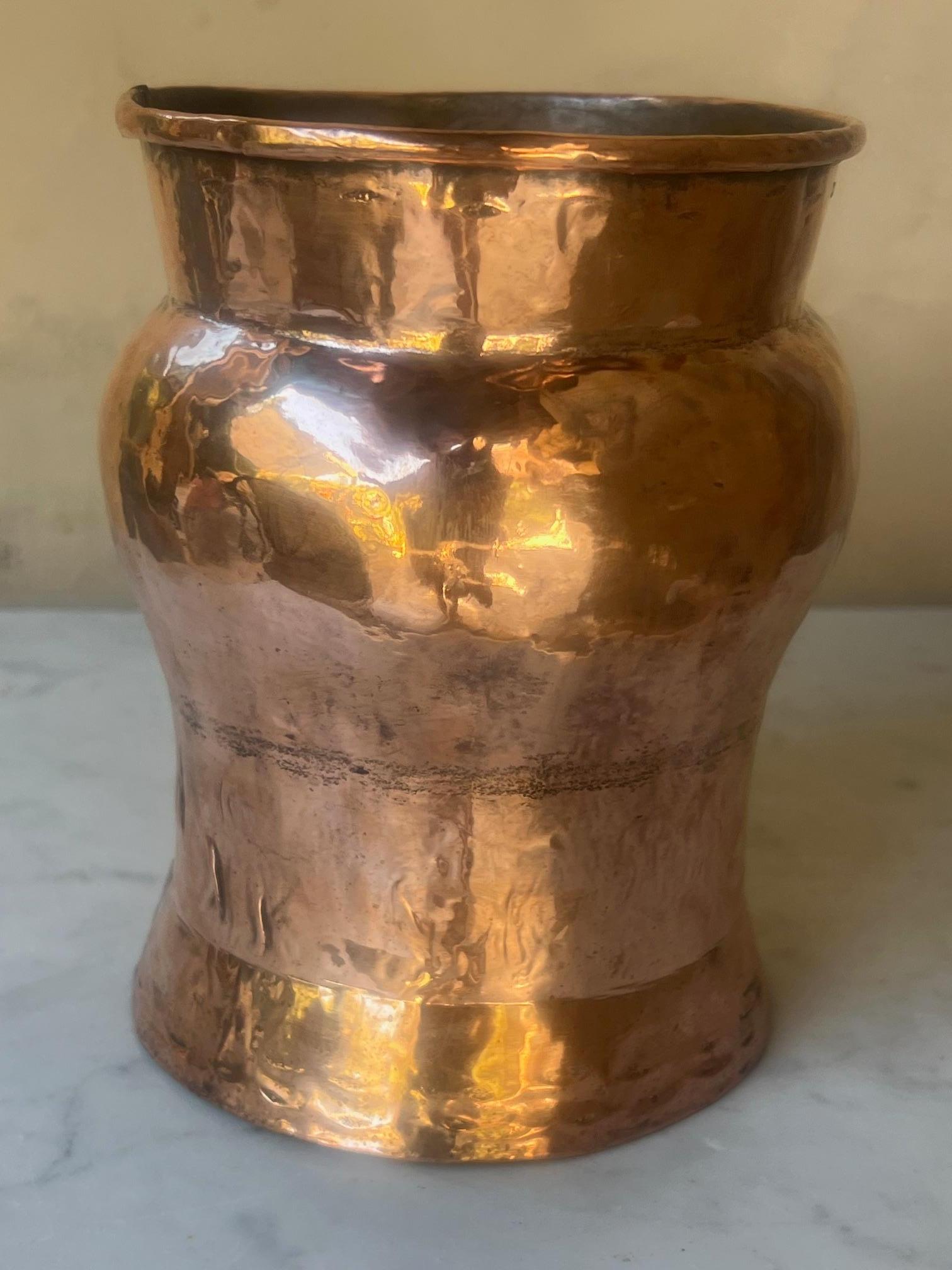 Vaso francese in rame lavorato a mano del XIX secolo in vendita 3