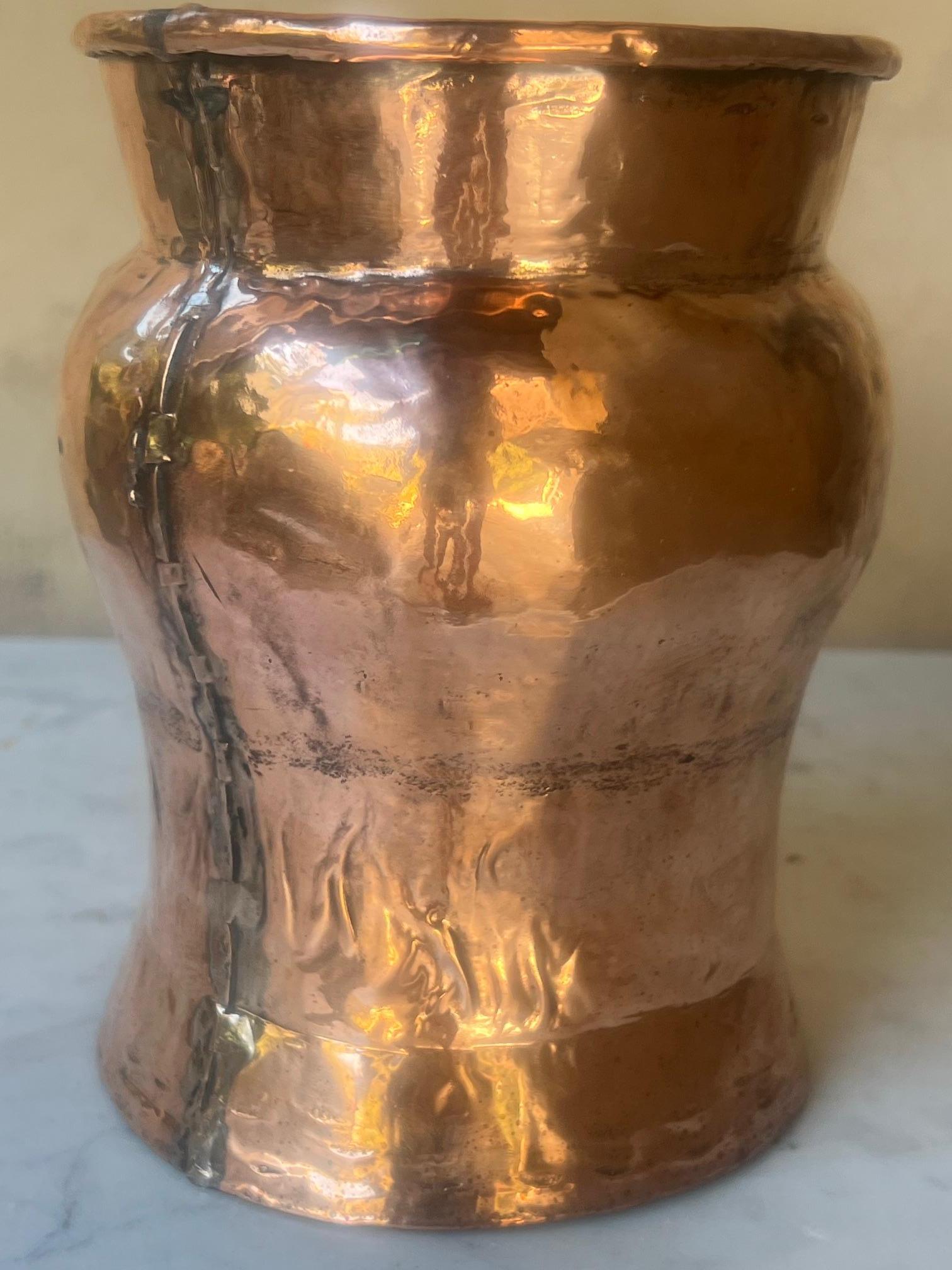 Vaso francese in rame lavorato a mano del XIX secolo in vendita 4