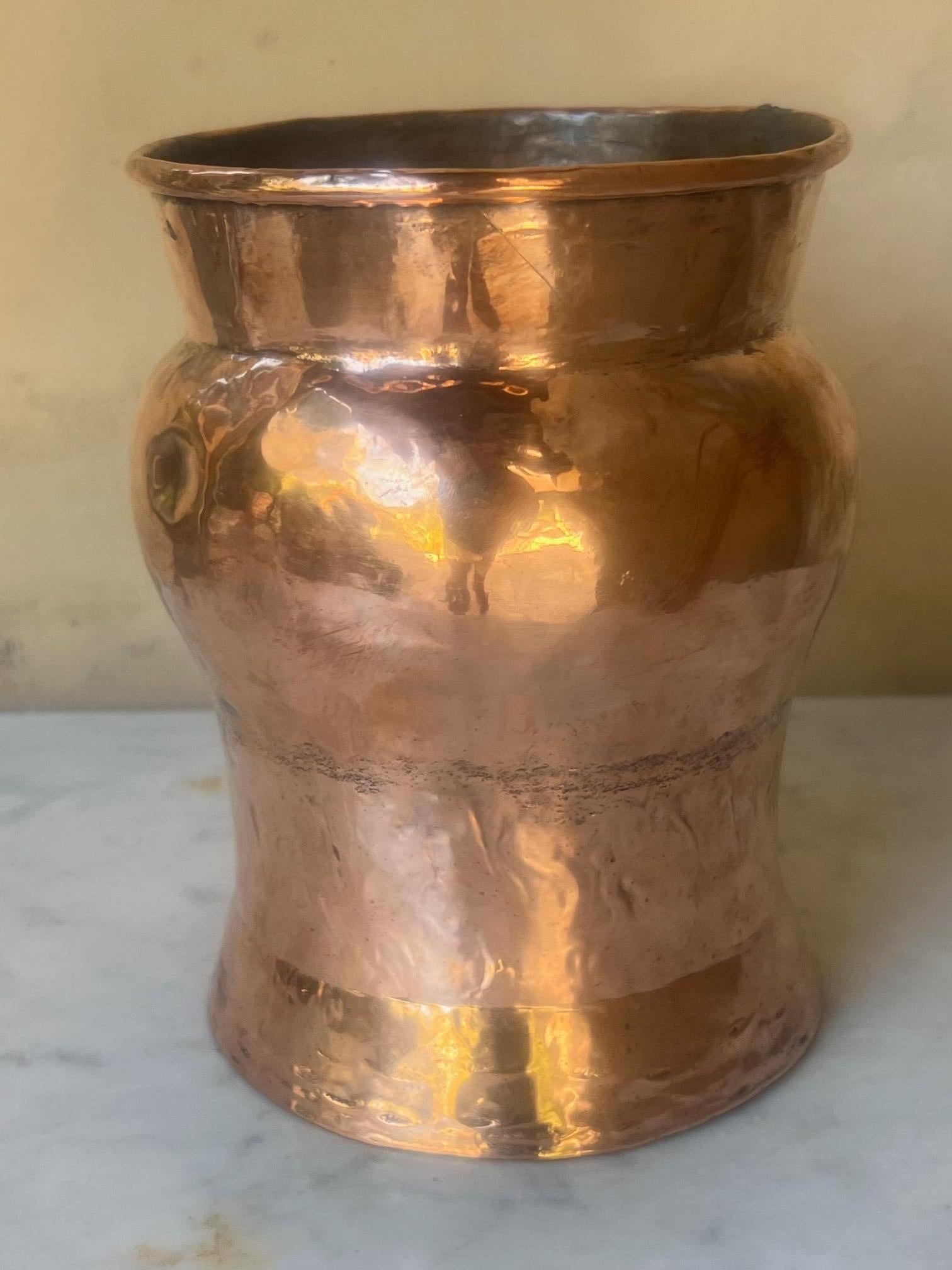 Vaso francese in rame lavorato a mano del XIX secolo in vendita 6
