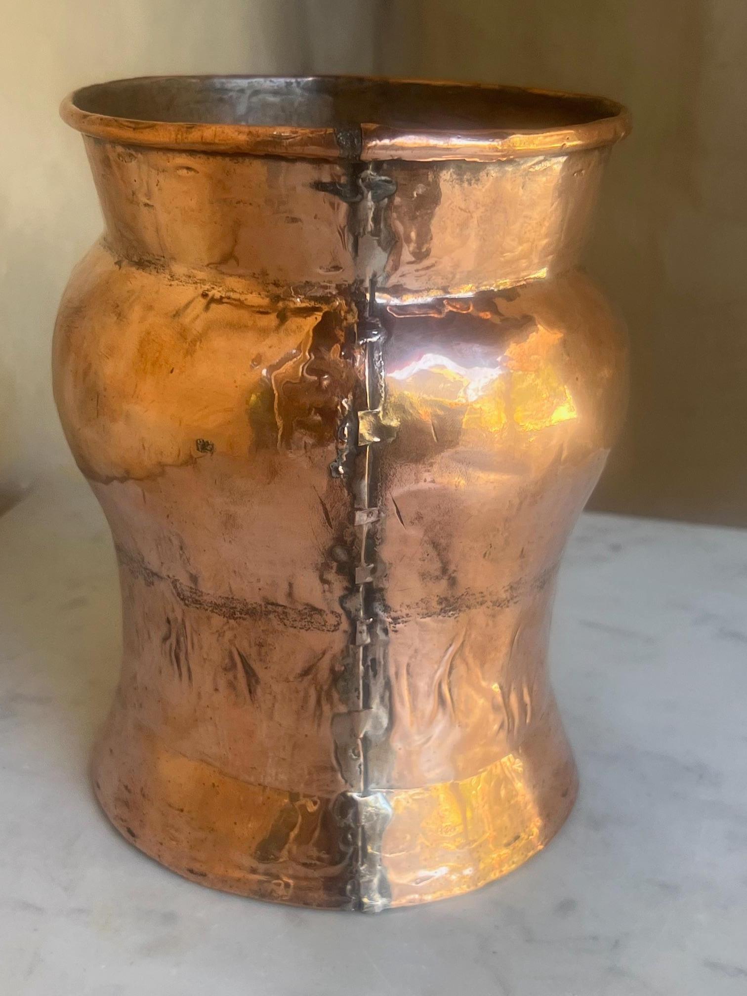 Vaso francese in rame lavorato a mano del XIX secolo in vendita 7