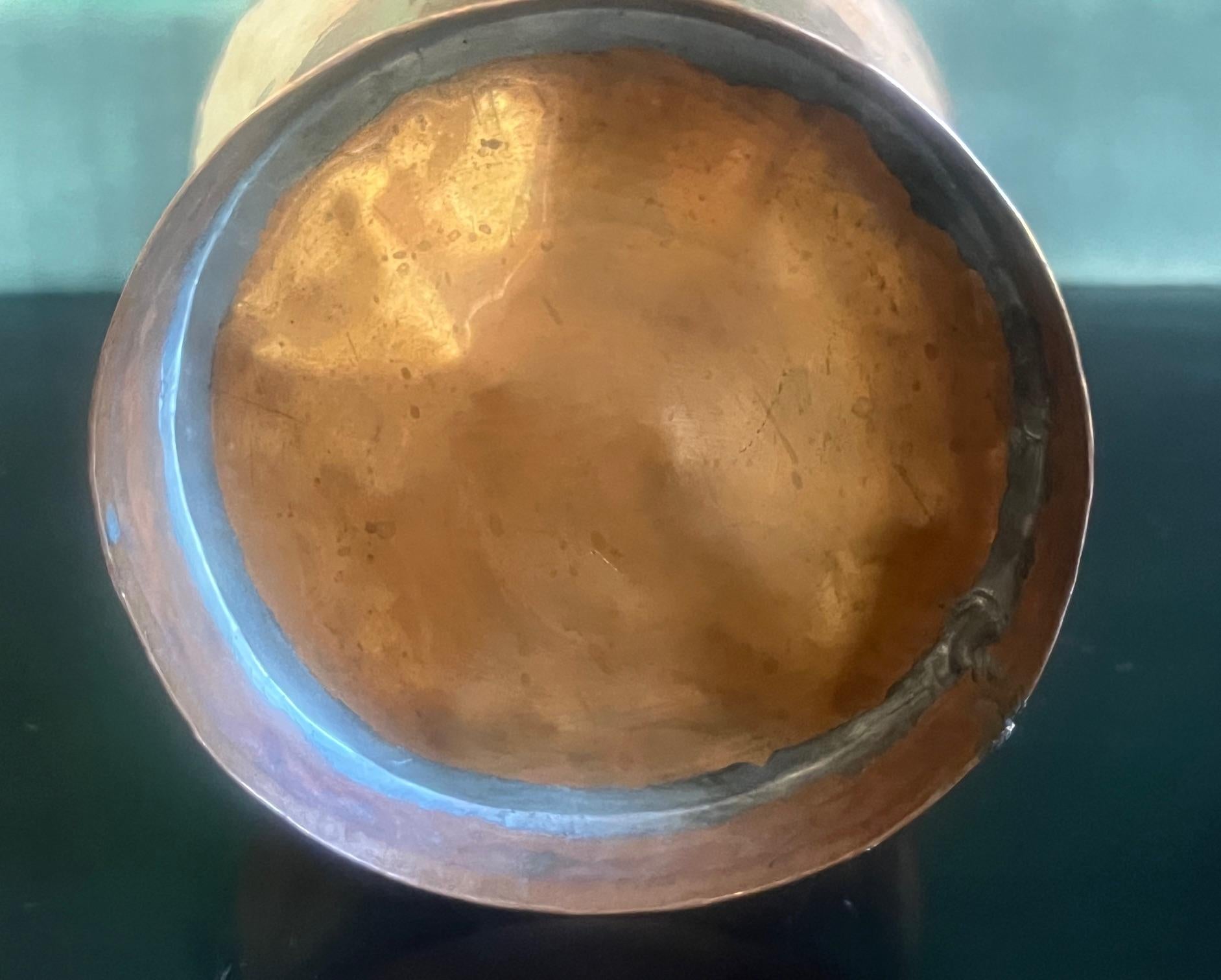 Vaso francese in rame lavorato a mano del XIX secolo in vendita 11