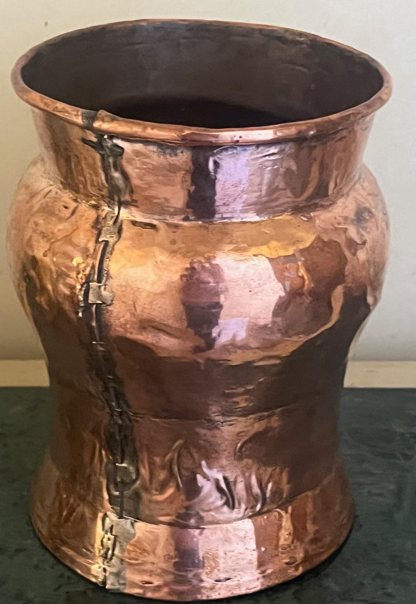 Vaso francese in rame lavorato a mano del XIX secolo In condizioni buone in vendita a Ross, CA