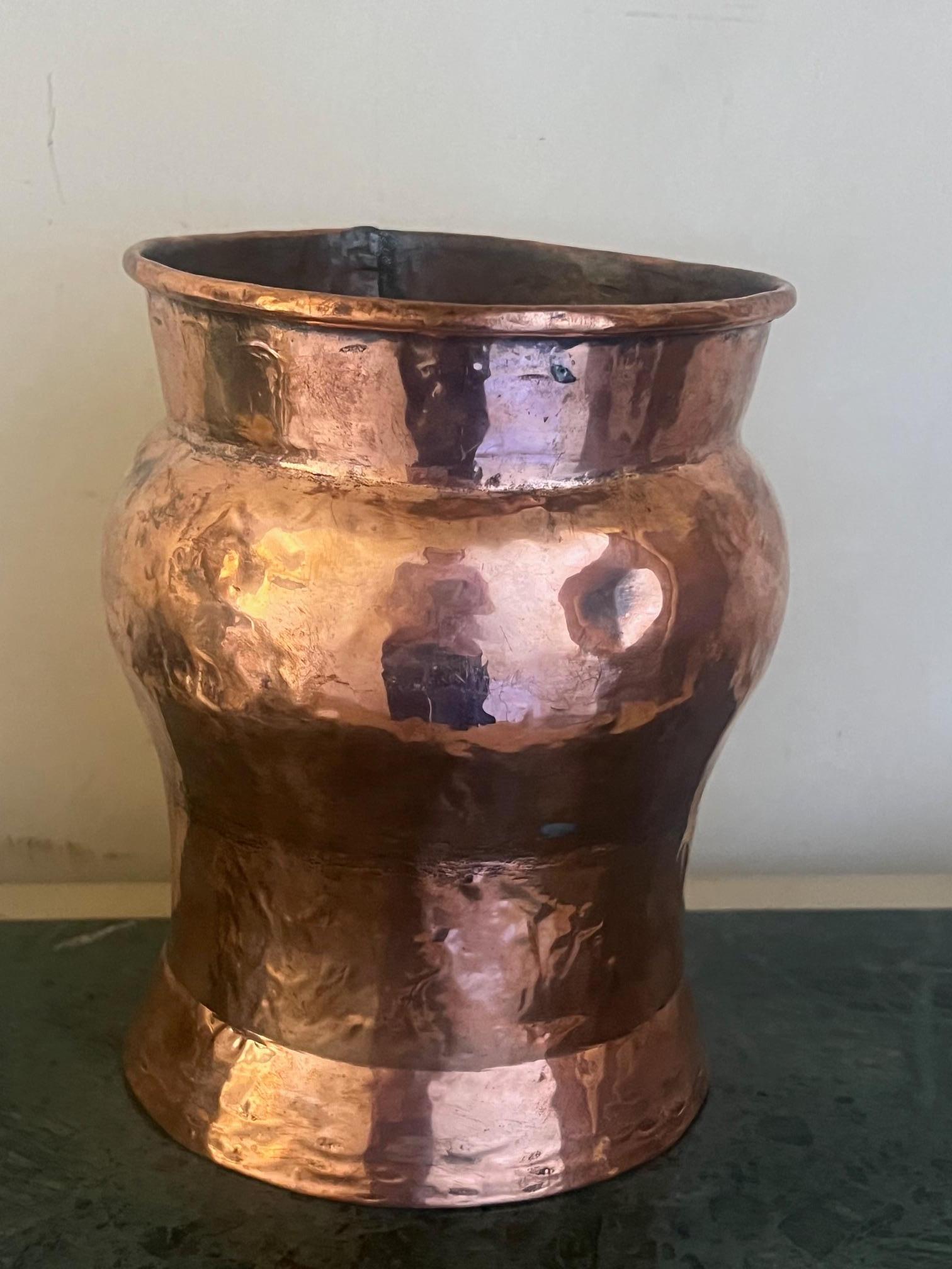 Vaso francese in rame lavorato a mano del XIX secolo in vendita 1
