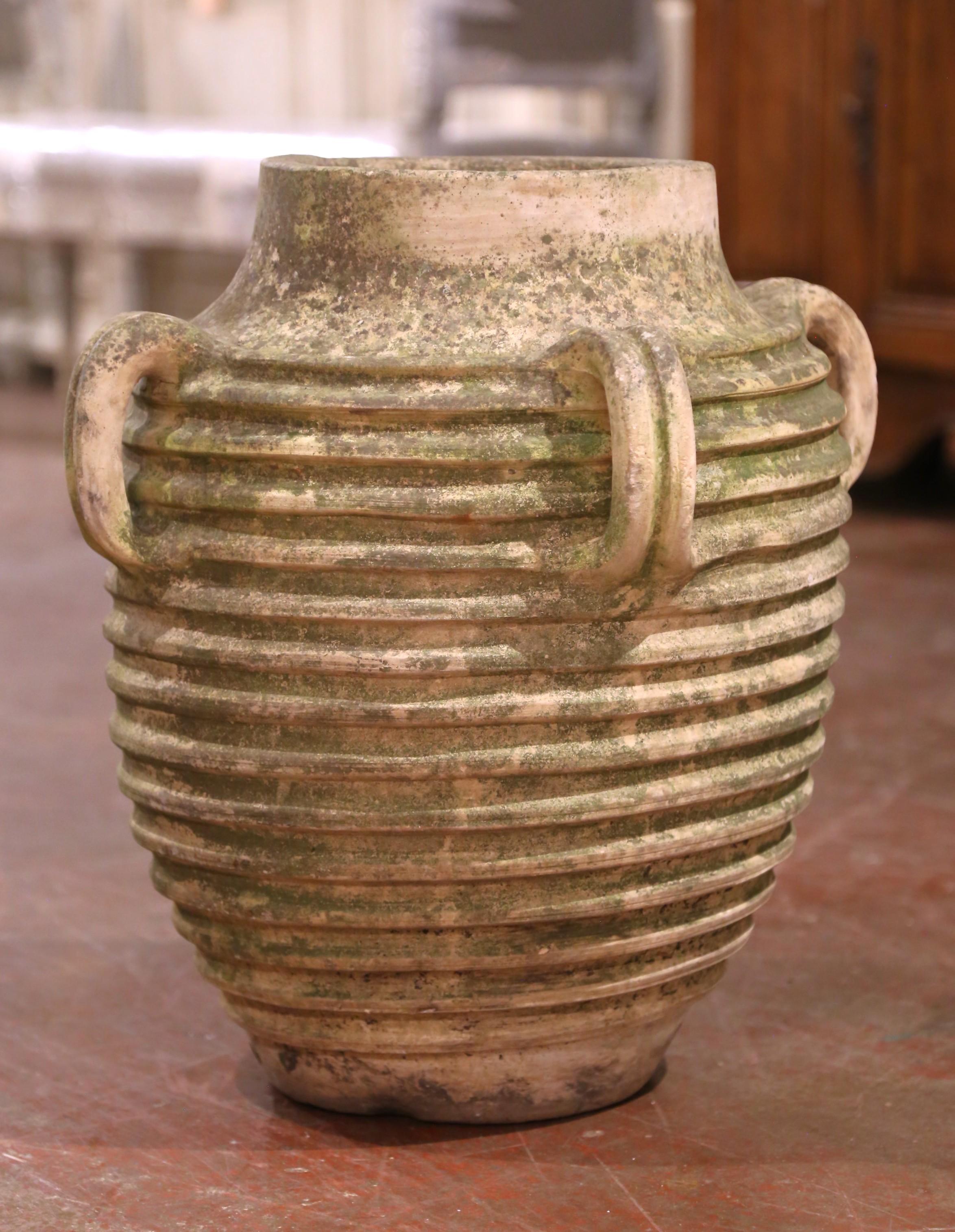 19. Jahrhundert Französisch Hand Crafted Patinated Ribbed Terracotta Olive Jar (Handgefertigt) im Angebot