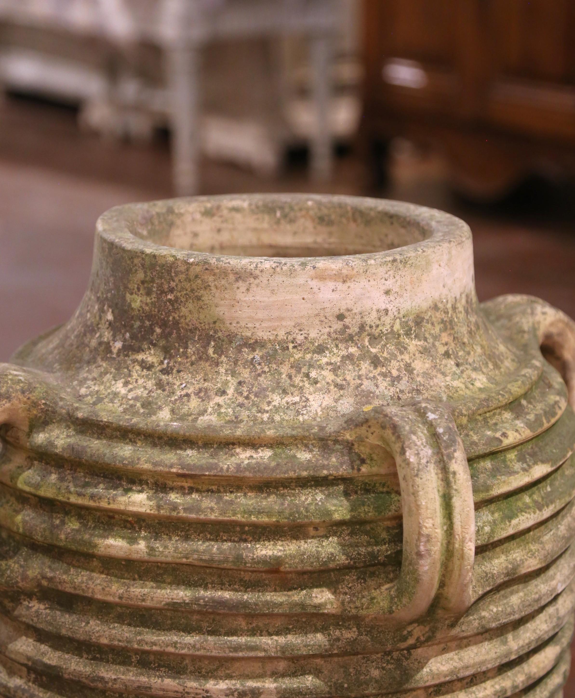 19. Jahrhundert Französisch Hand Crafted Patinated Ribbed Terracotta Olive Jar im Zustand „Gut“ im Angebot in Dallas, TX