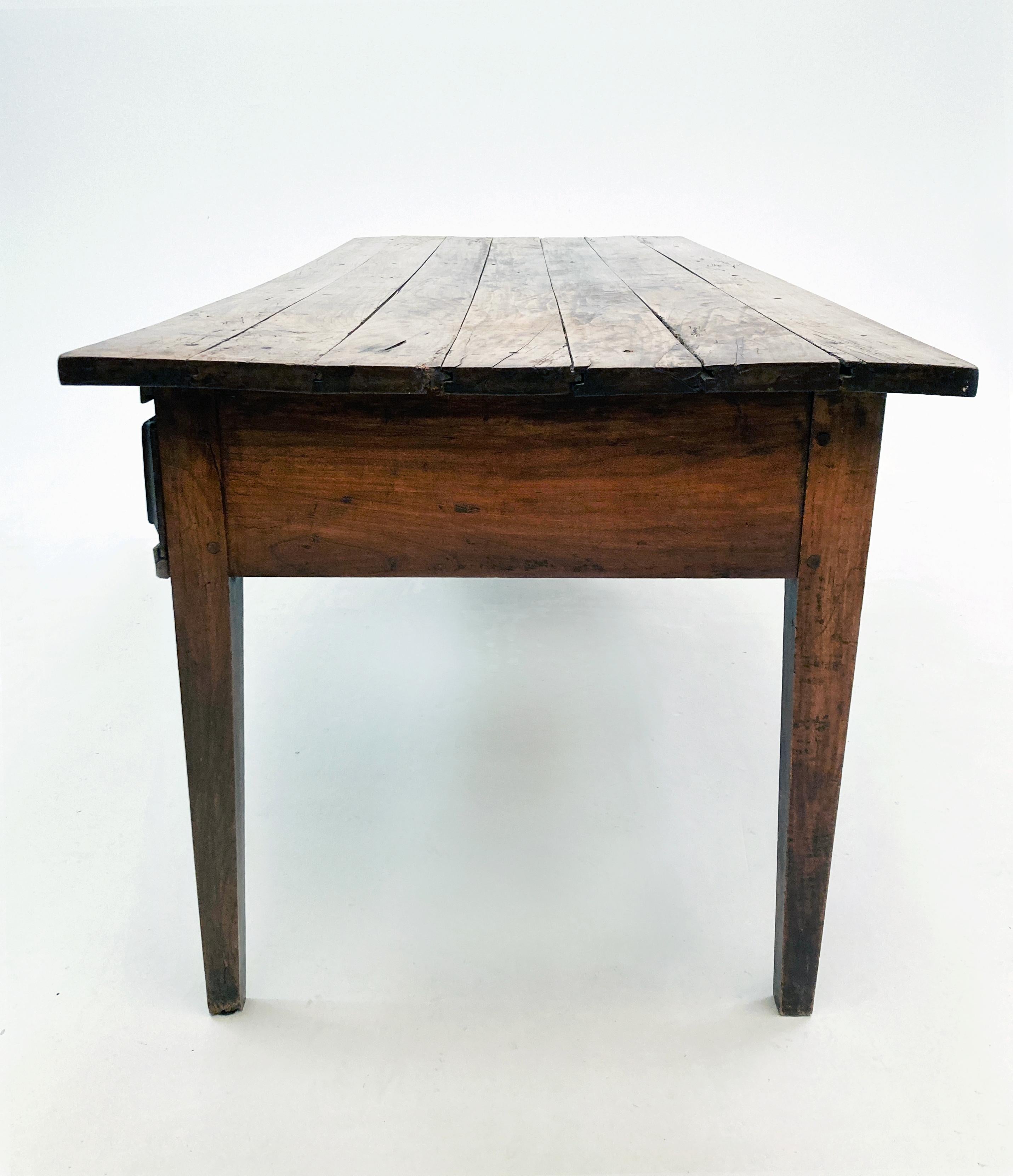 Fait main Table Pétrin française du 19e siècle, fabriquée à la main  en vente