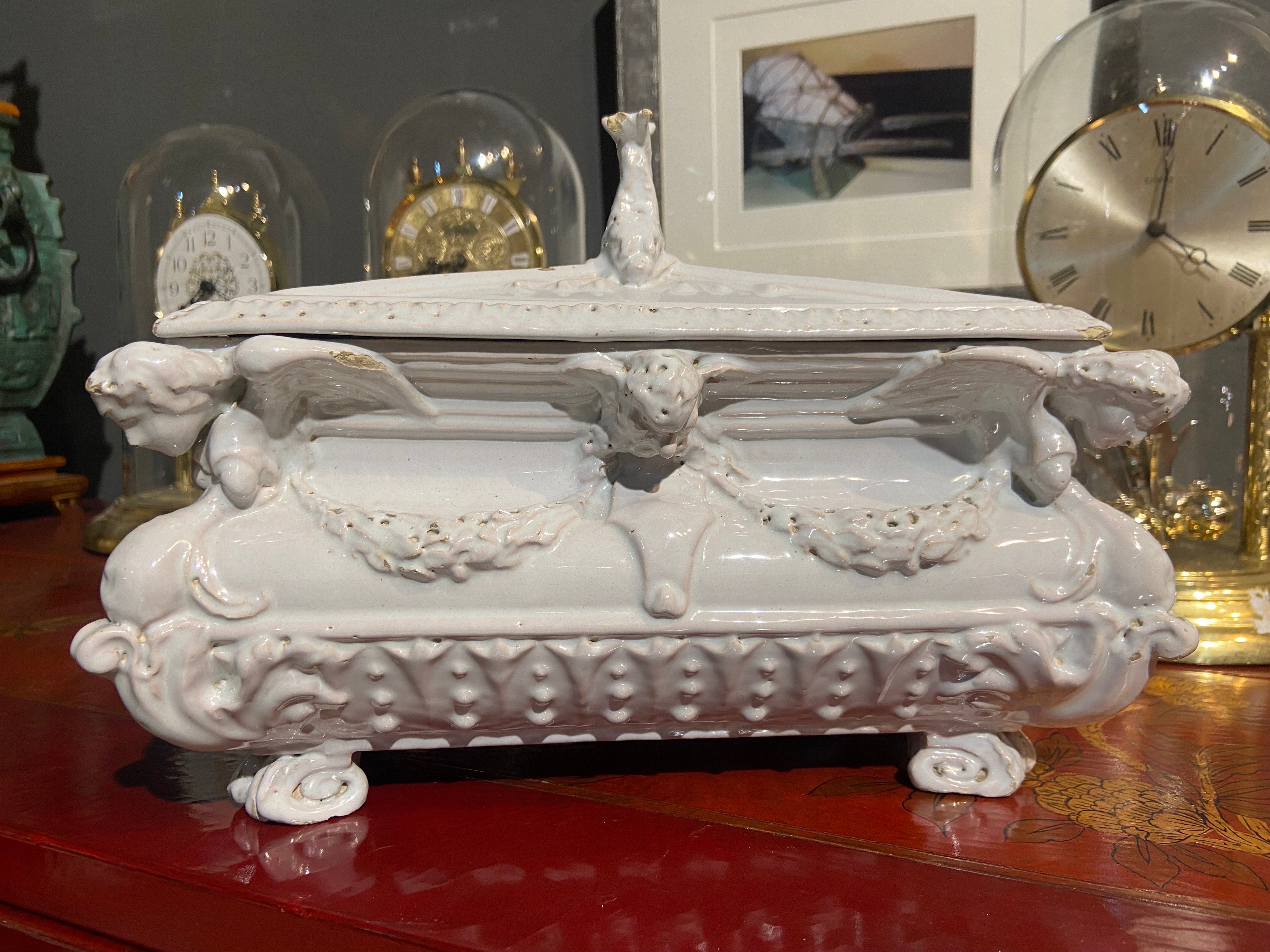 Rare centre de table en céramique avec des décorations étonnantes et des dauphins sur le dessus, fait à la main en fine céramique blanche. Très bon état sans aucune restauration.
France, vers 1880.