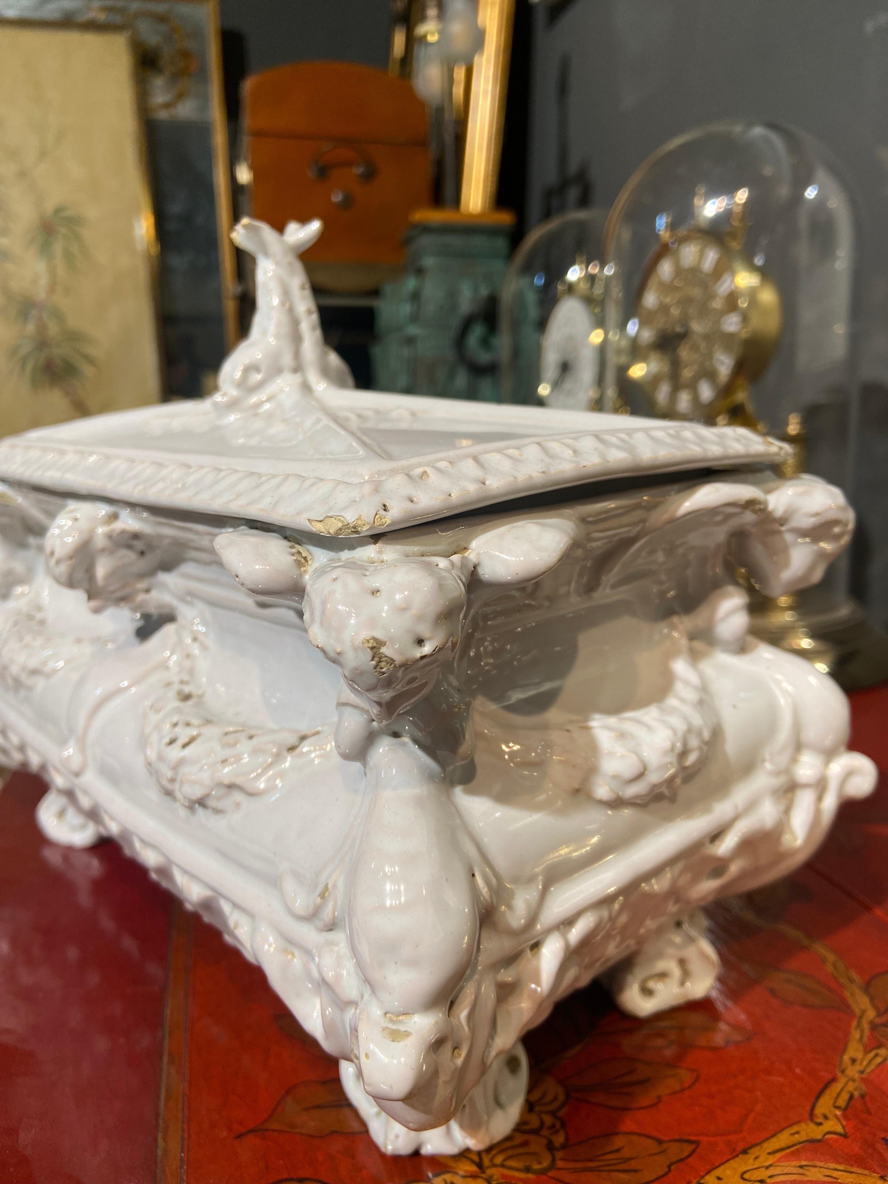 Français Centre de table en céramique du 19ème siècle avec des dauphins sur le dessus en vente