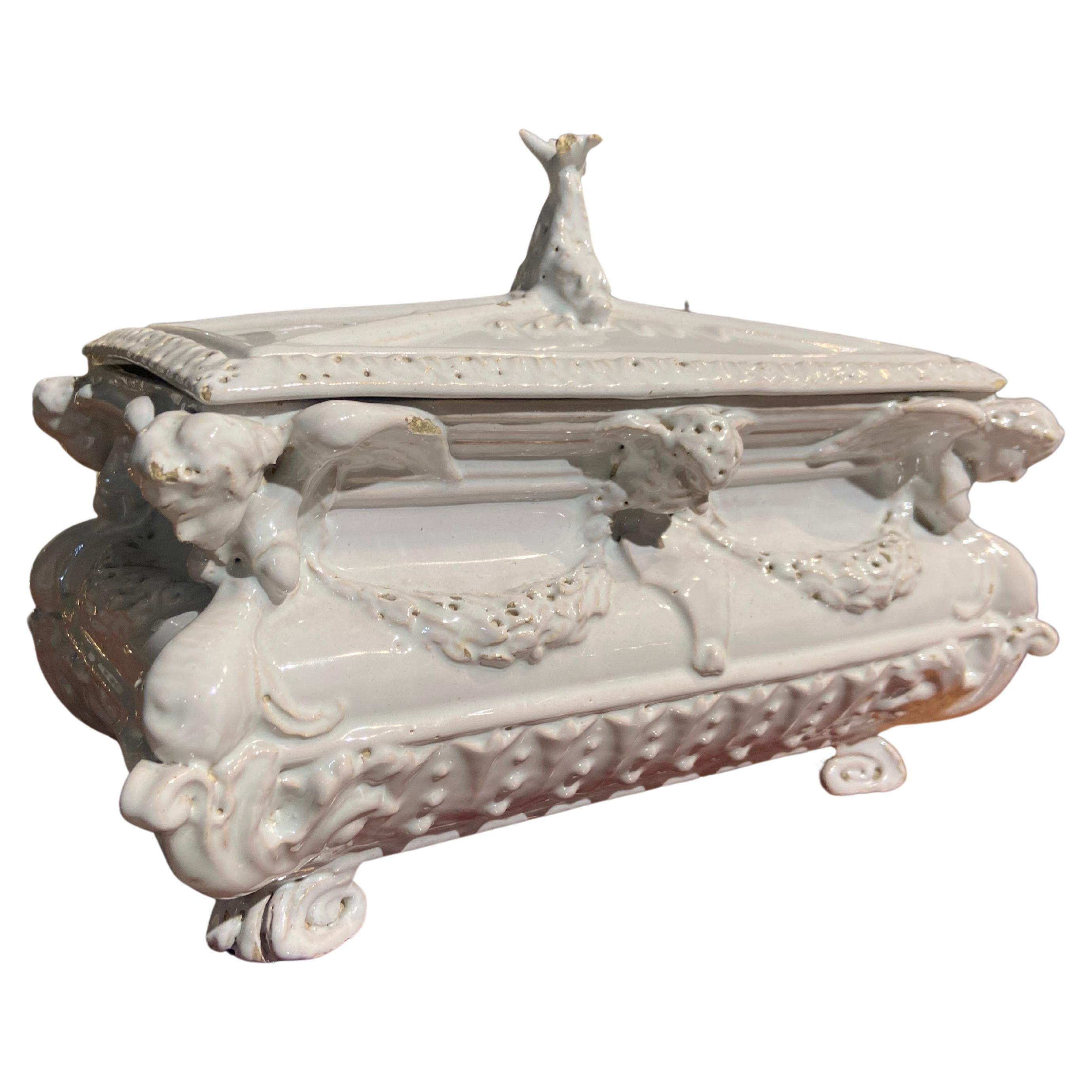 Centre de table en céramique du 19ème siècle avec des dauphins sur le dessus en vente