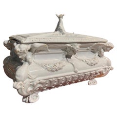 Centre de table en céramique du 19ème siècle avec des dauphins sur le dessus