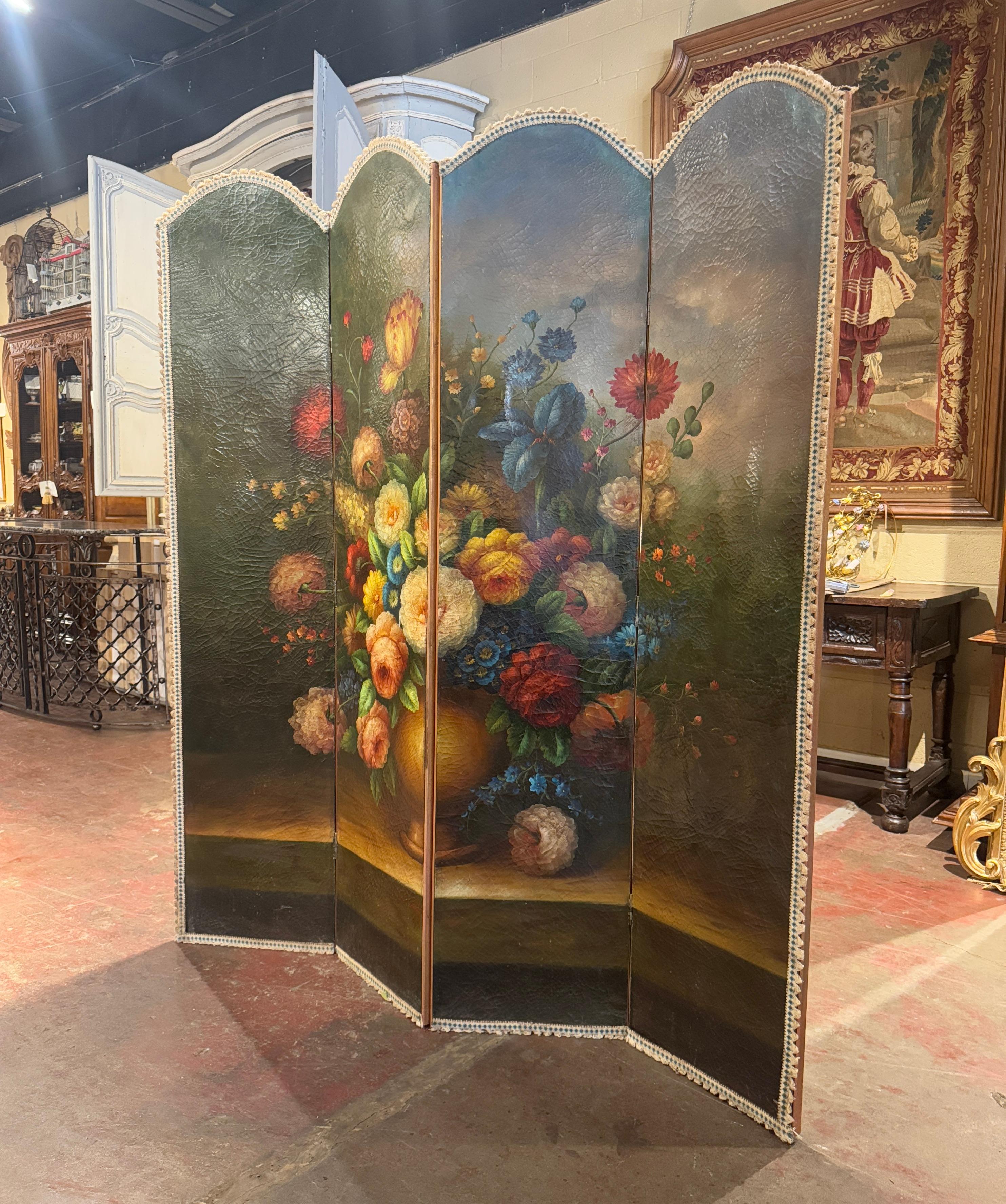 Decora una parete della sala da pranzo o del soggiorno con questo paravento antico elegante e colorato. Realizzato in Francia intorno al 1880, il paravento a quattro pannelli è dipinto a mano con un'elaborata natura morta floreale. Ogni pannello