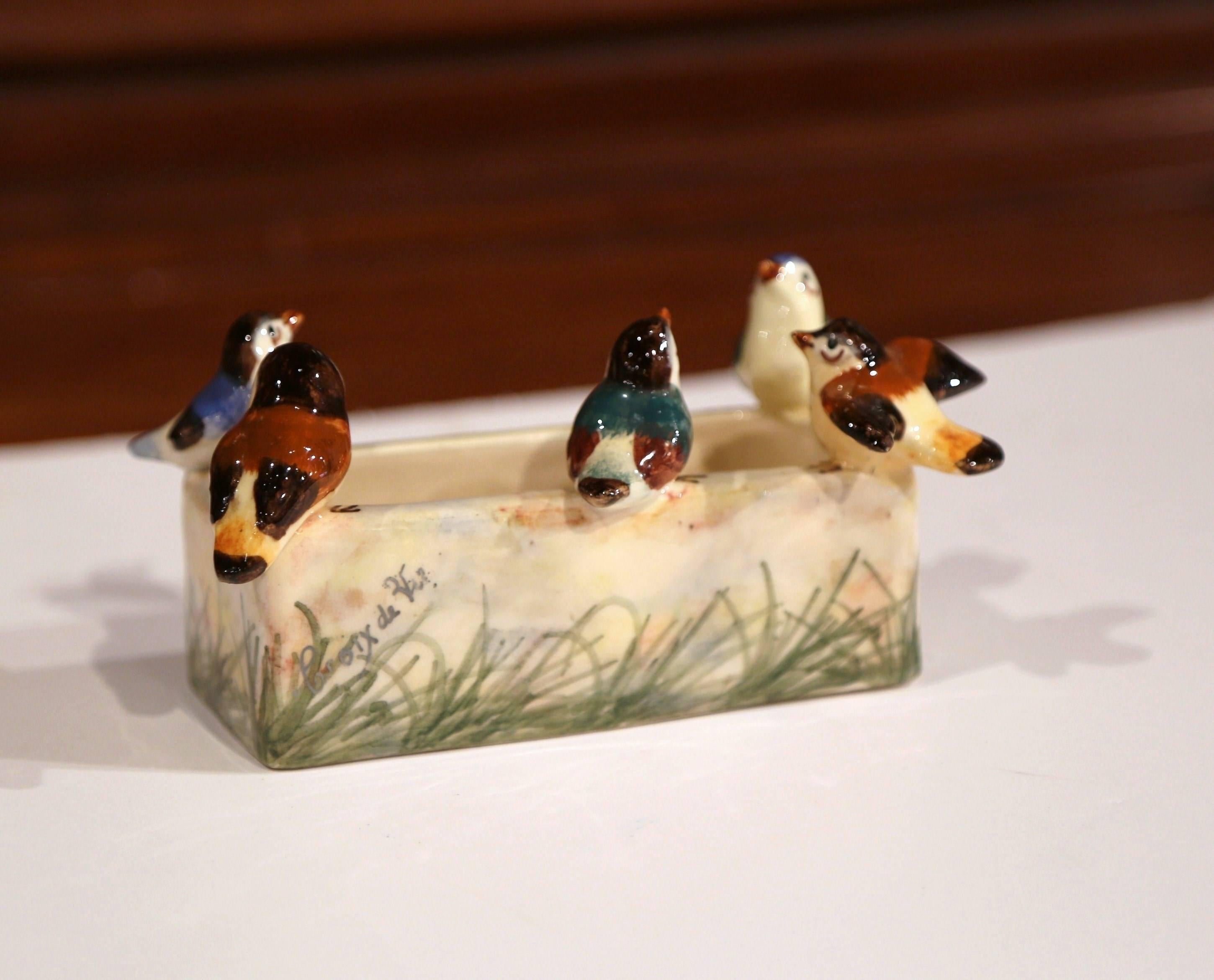 Peint à la main Jardinière d'oiseaux à Barbotine peinte à la main au 19e siècle, estampillée J. Massier