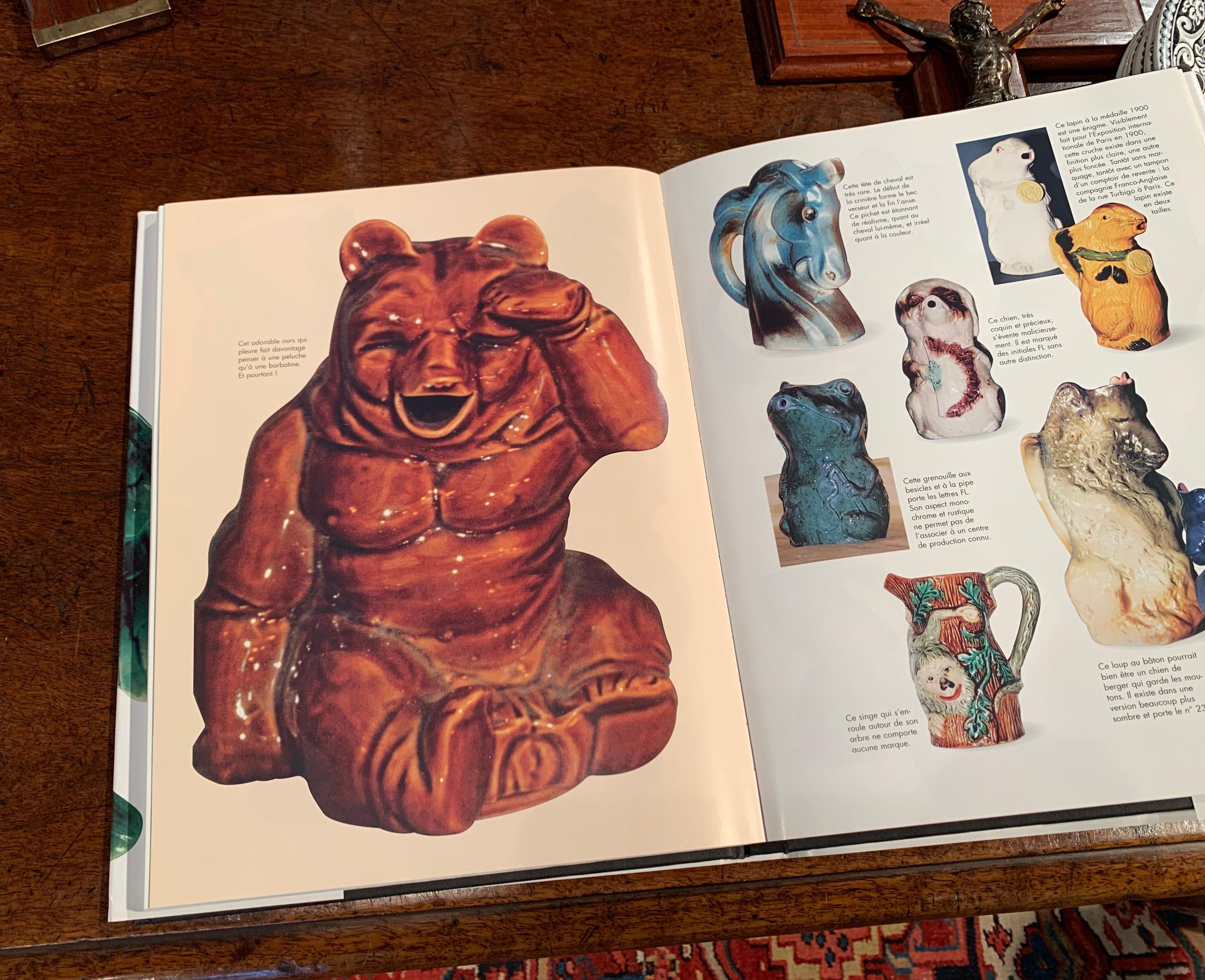 Pichet ours en céramique barbotine peint à la main au 19ème siècle en vente 3