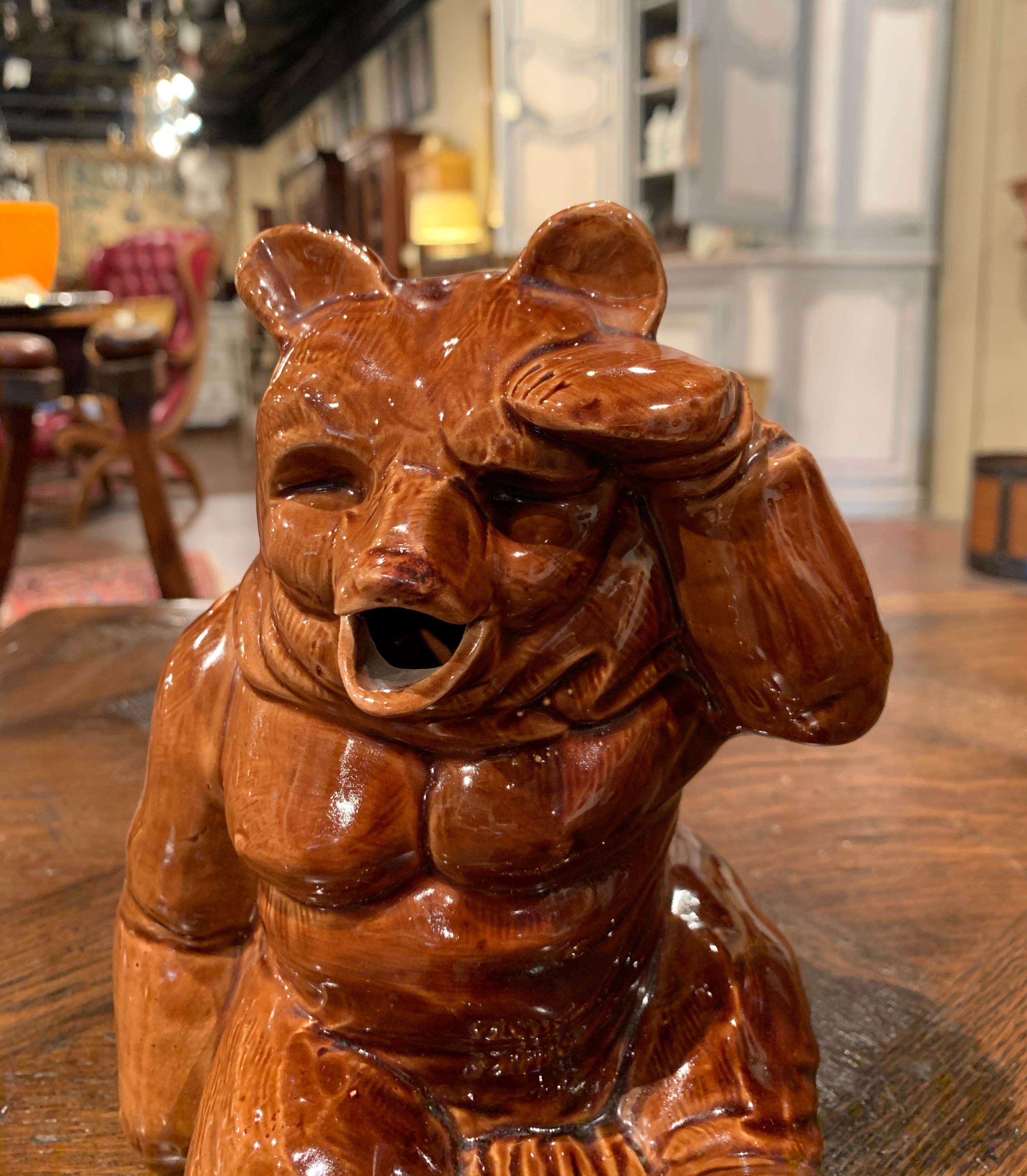 Français Pichet ours en céramique barbotine peint à la main au 19ème siècle en vente