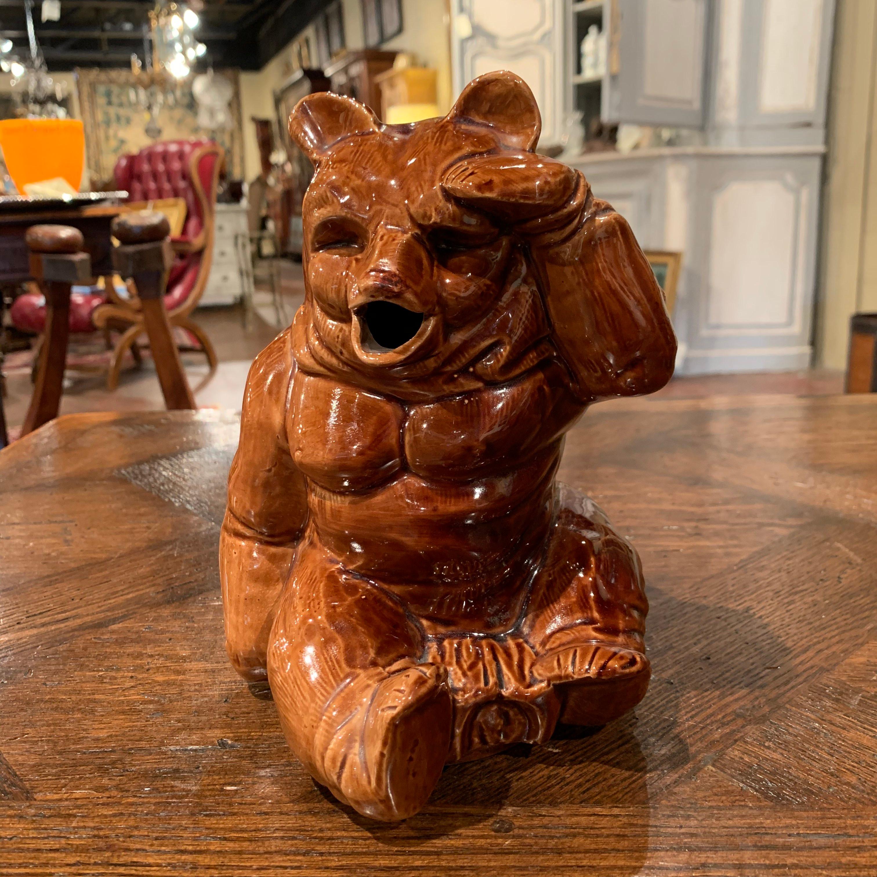 Pichet ours en céramique barbotine peint à la main au 19ème siècle Excellent état - En vente à Dallas, TX