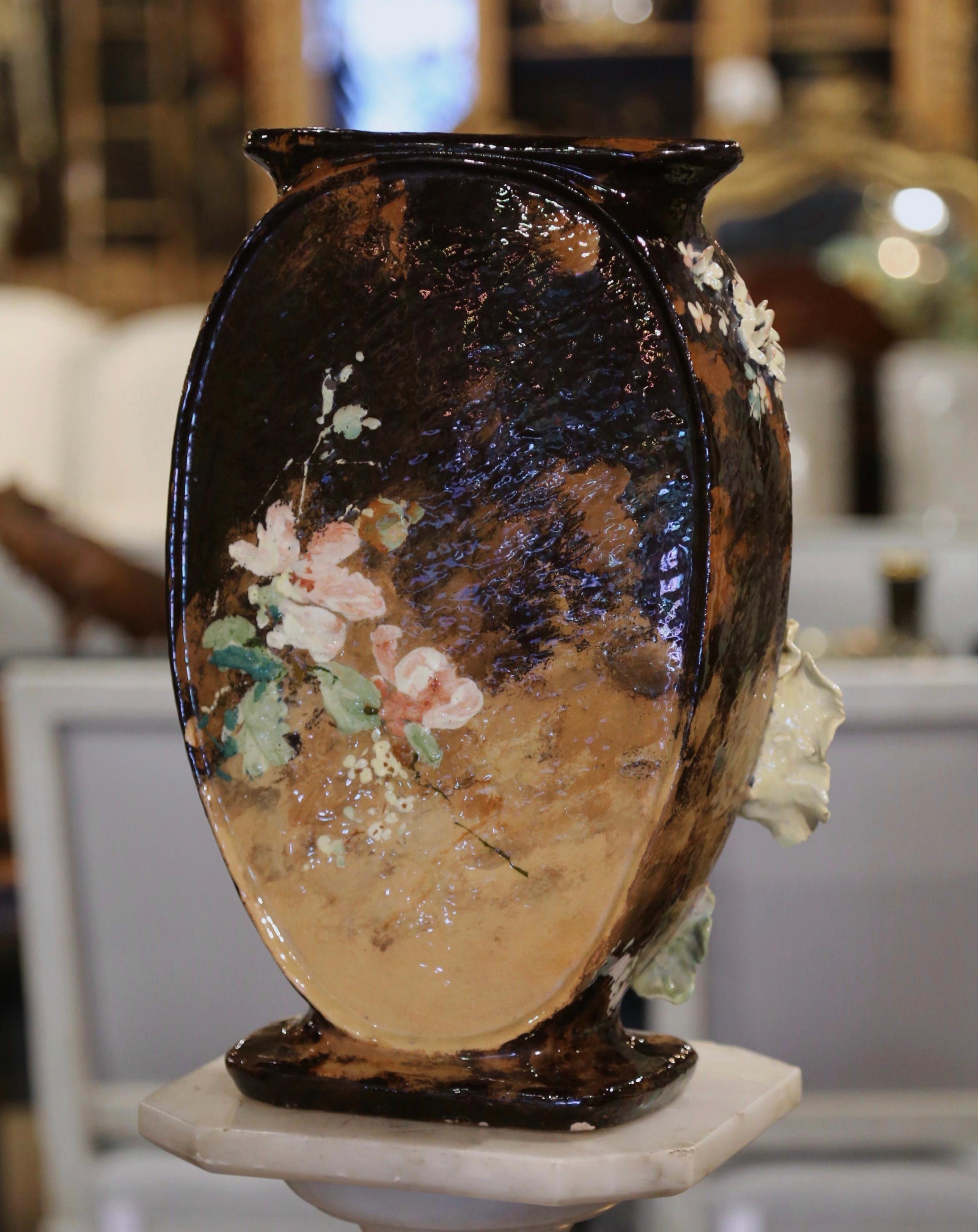 Français Vase floral en faïence de Barbotine peint à la main à Montigny, France, 19e siècle en vente