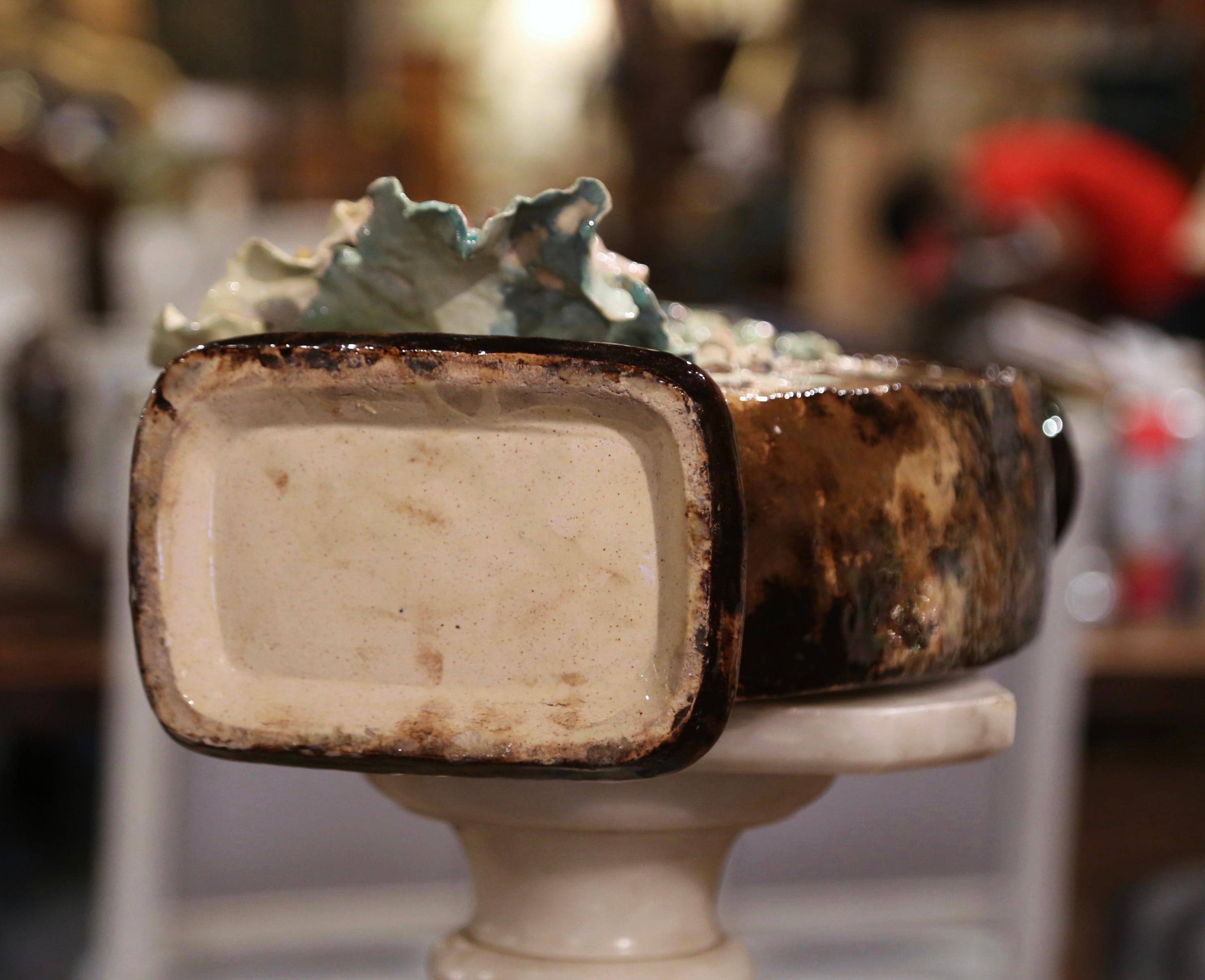 Fait main Vase floral en faïence de Barbotine peint à la main à Montigny, France, 19e siècle en vente
