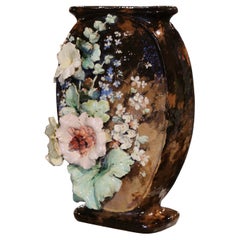 Vase floral en faïence de Barbotine peint à la main à Montigny, France, 19e siècle