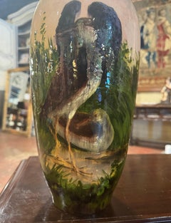 Vase en faïence de Montigny, peint à la main et datant du 19e siècle.