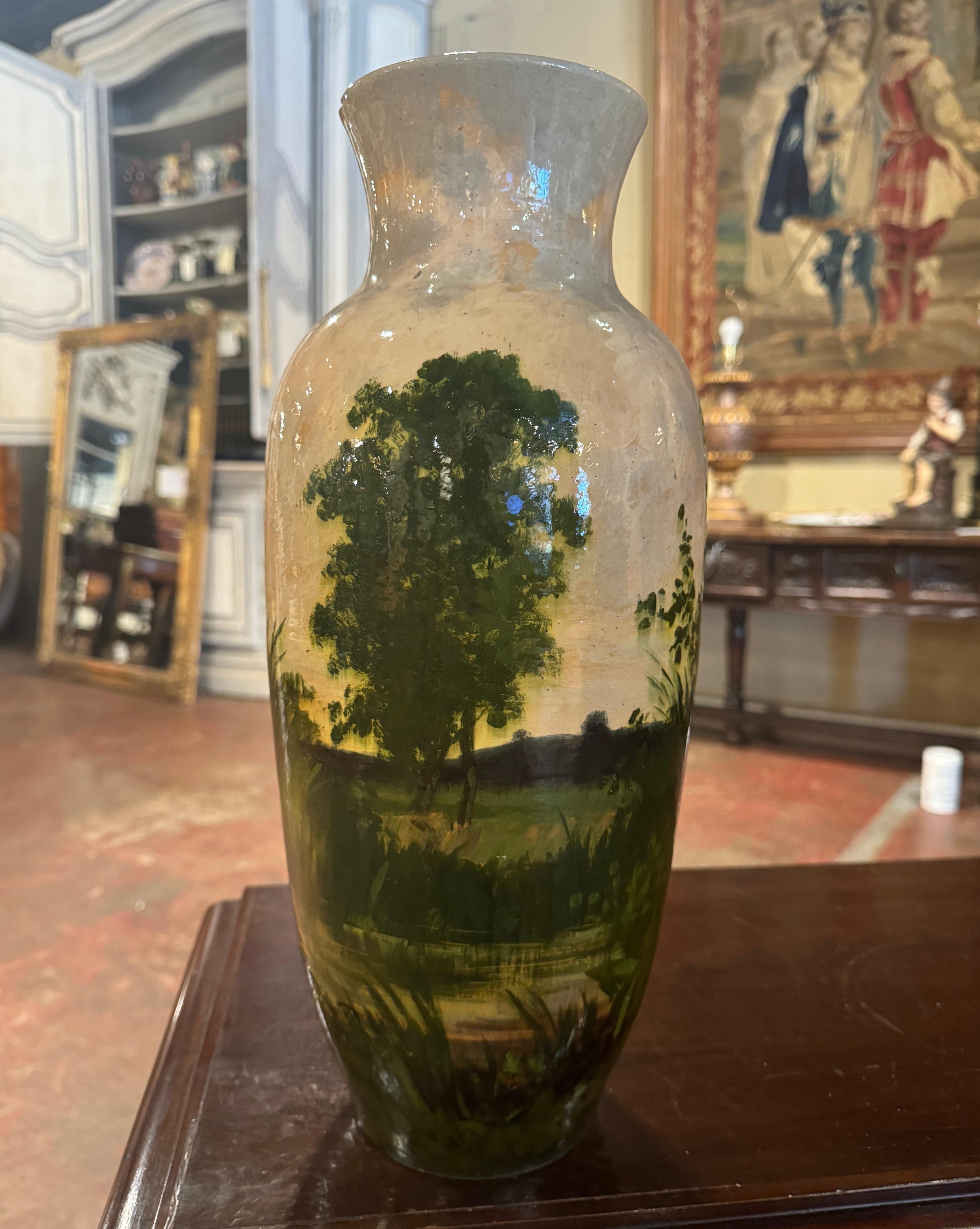 Francese Vaso francese di faience Barbotine dipinto a mano del XIX secolo, proveniente da Montigny in vendita