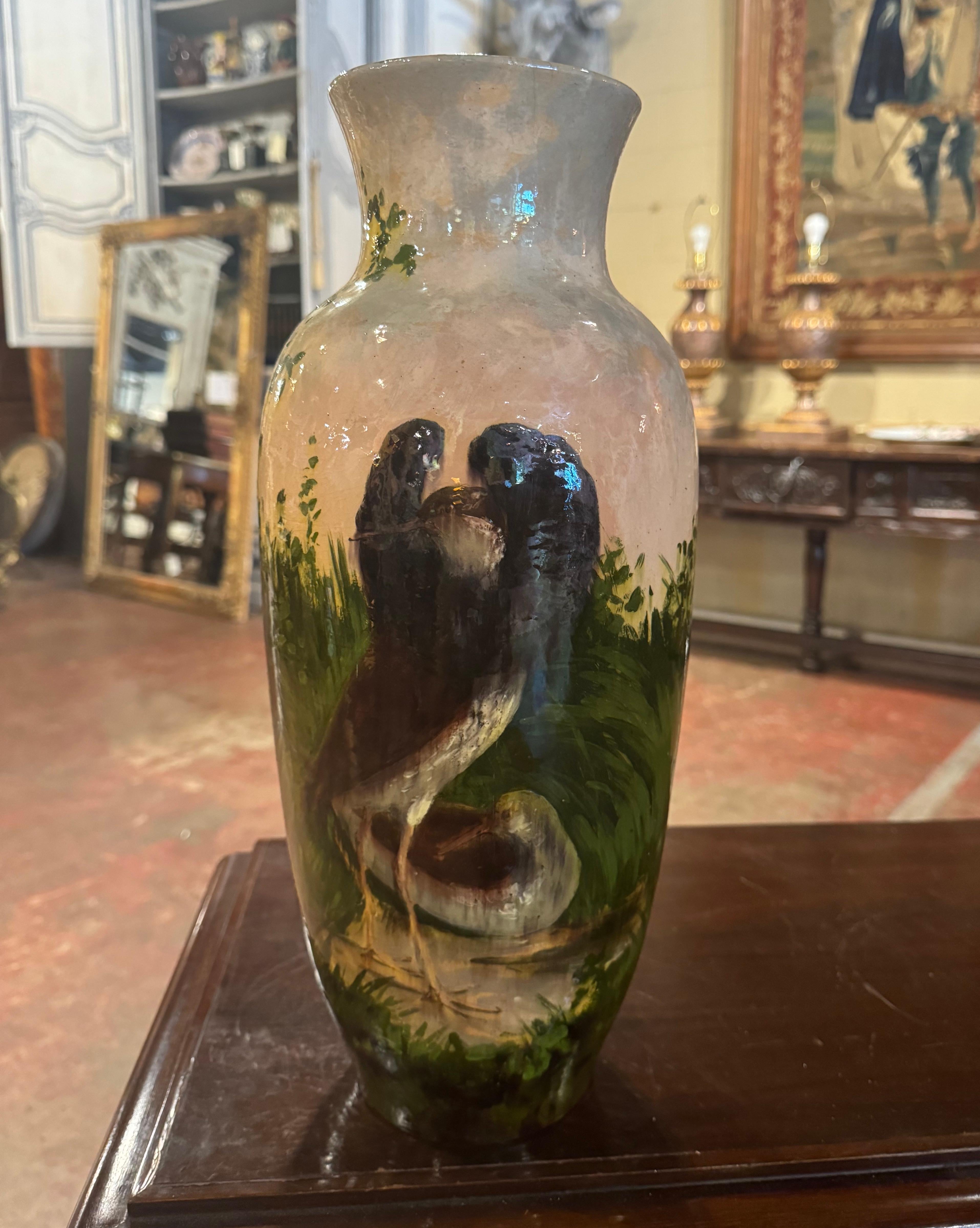 Dipinto a mano Vaso francese di faience Barbotine dipinto a mano del XIX secolo, proveniente da Montigny in vendita