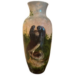 Vase en faïence de Montigny, peint à la main et datant du 19e siècle.