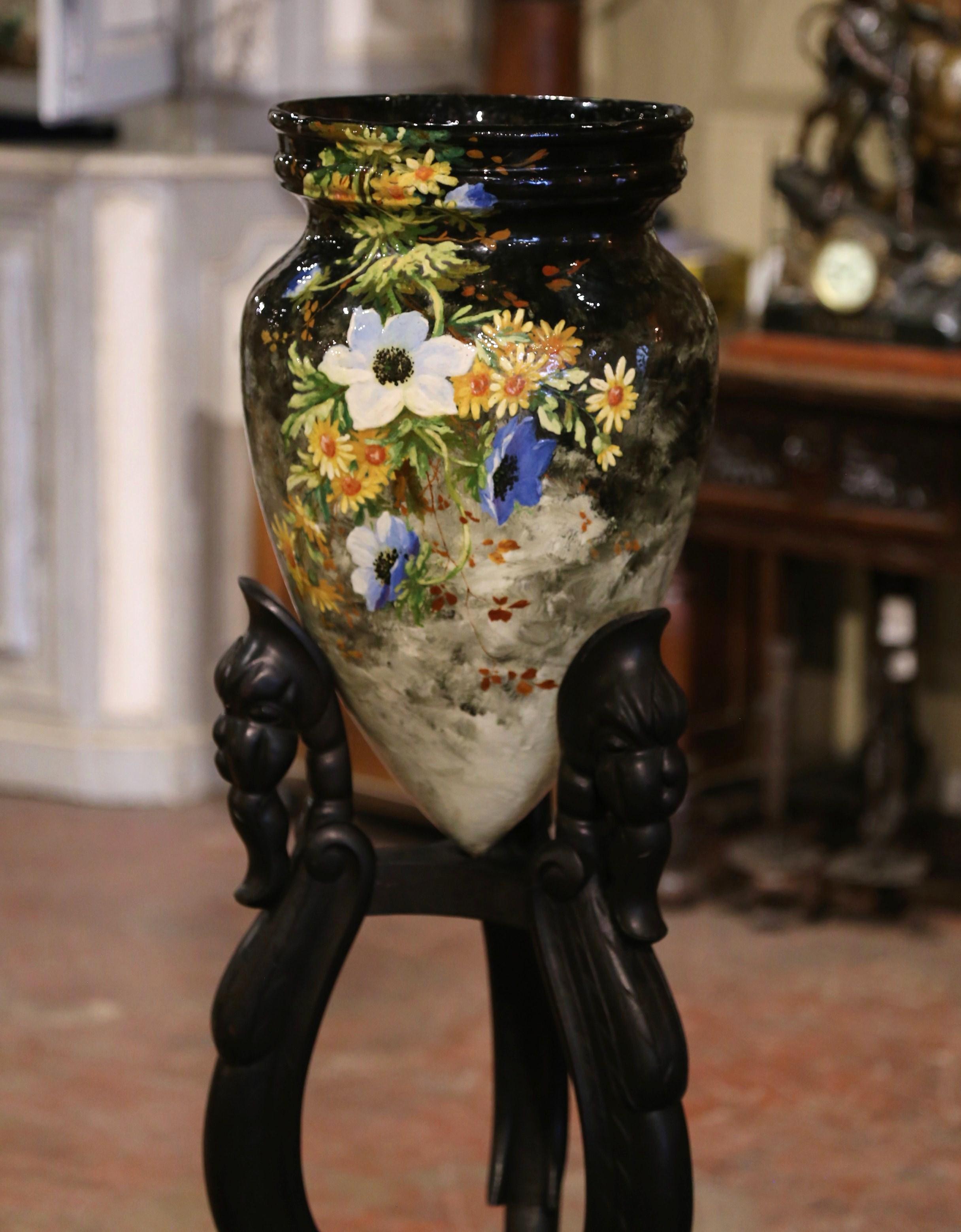 Francese Vaso di faience Barbotine dipinto a mano del XIX secolo su supporto di Montigny in vendita
