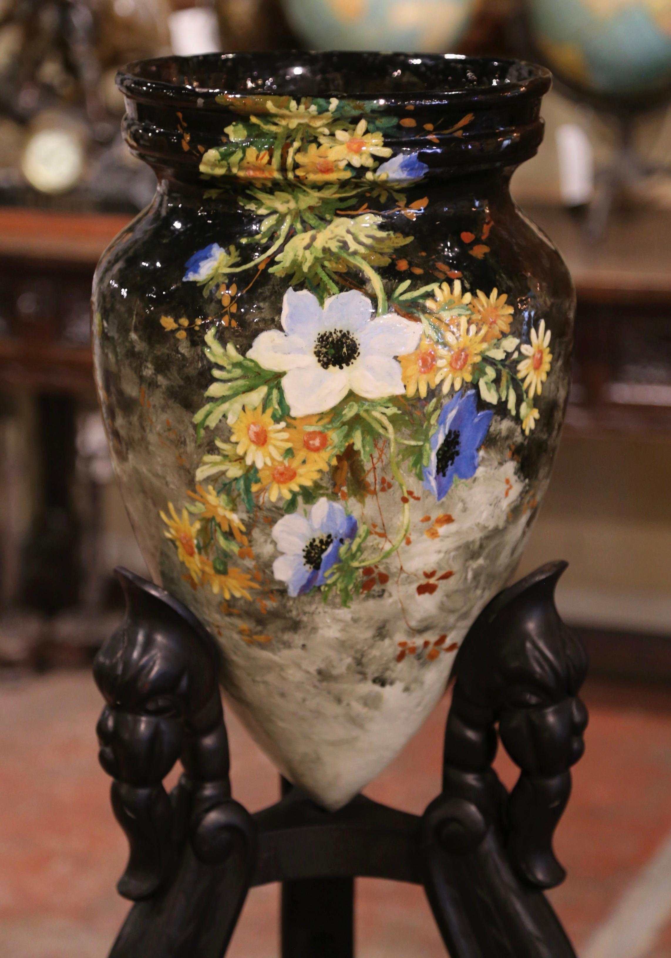 Vaso di faience Barbotine dipinto a mano del XIX secolo su supporto di Montigny in vendita 1