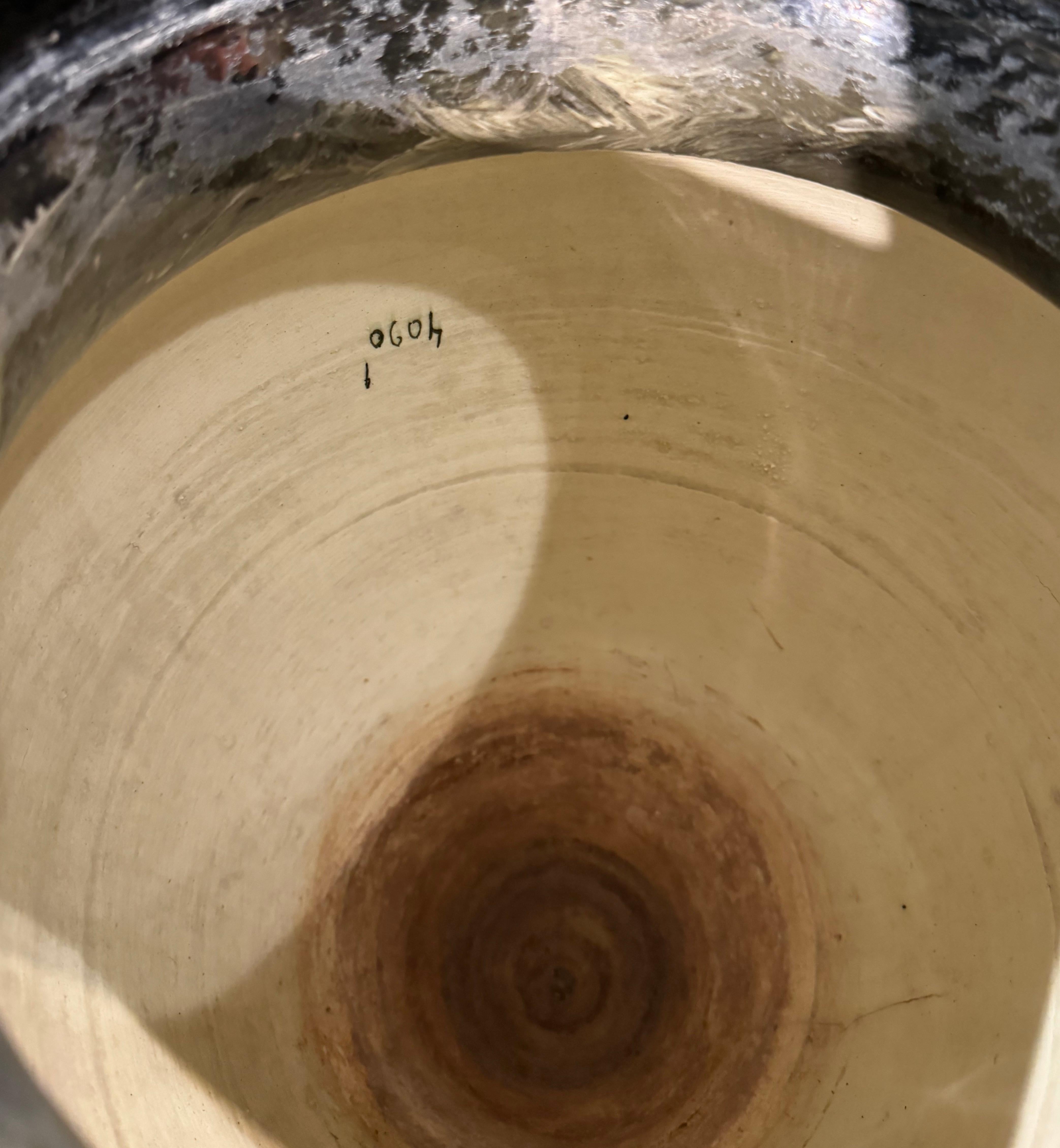 Vaso di faience Barbotine dipinto a mano del XIX secolo su supporto di Montigny in vendita 3