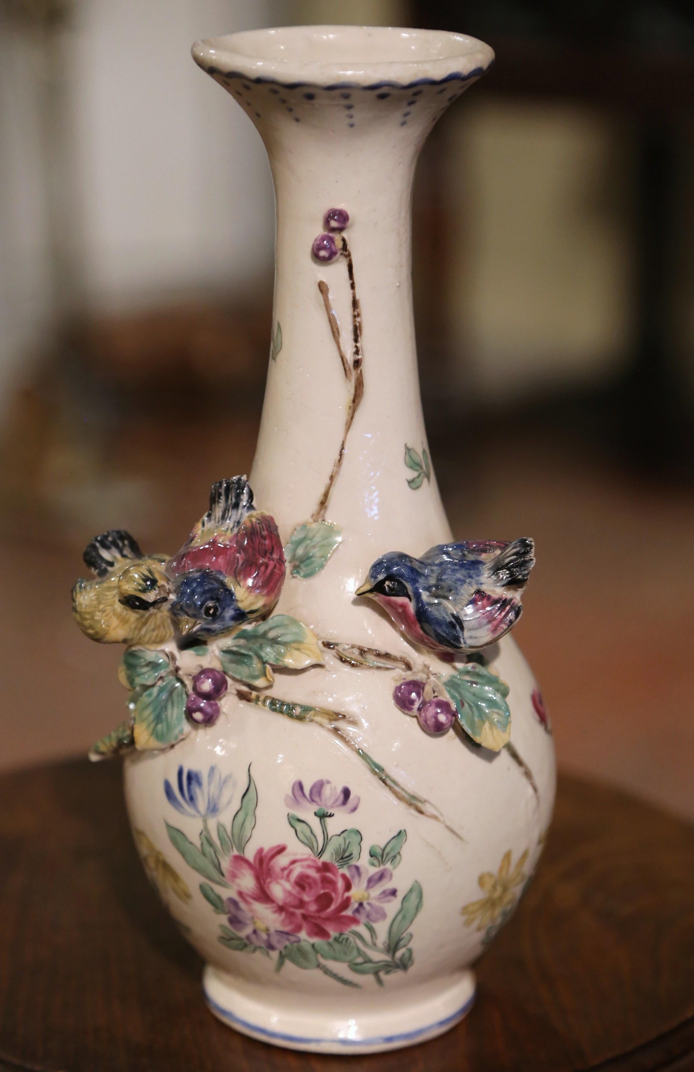 Napoléon III Vase en faïence peinte à la main à motifs d'oiseaux, Barbotine, France, 19e siècle en vente