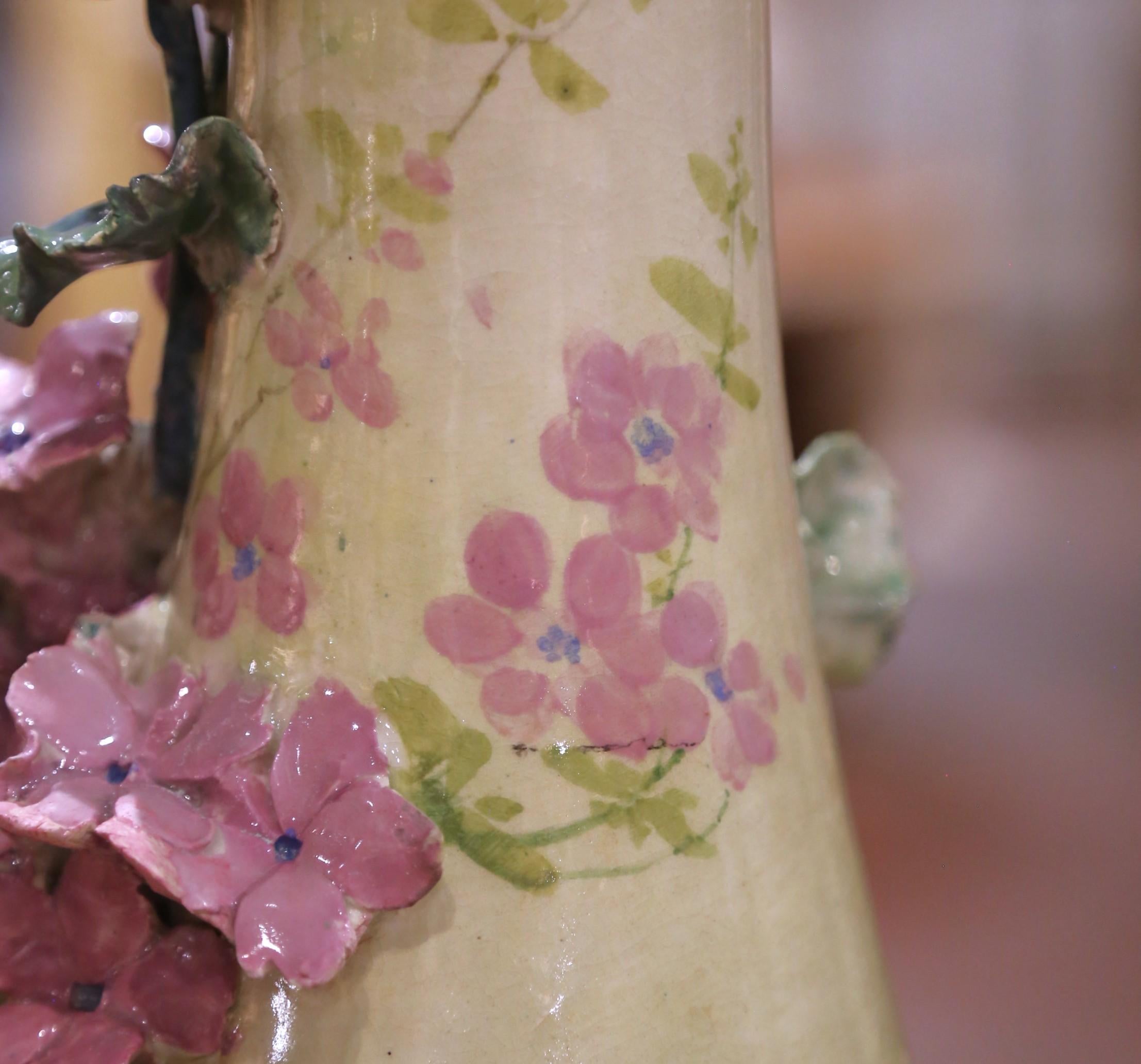Vaso francese del XIX secolo in faience Barbotine dipinto a mano con motivi floreali in vendita 3