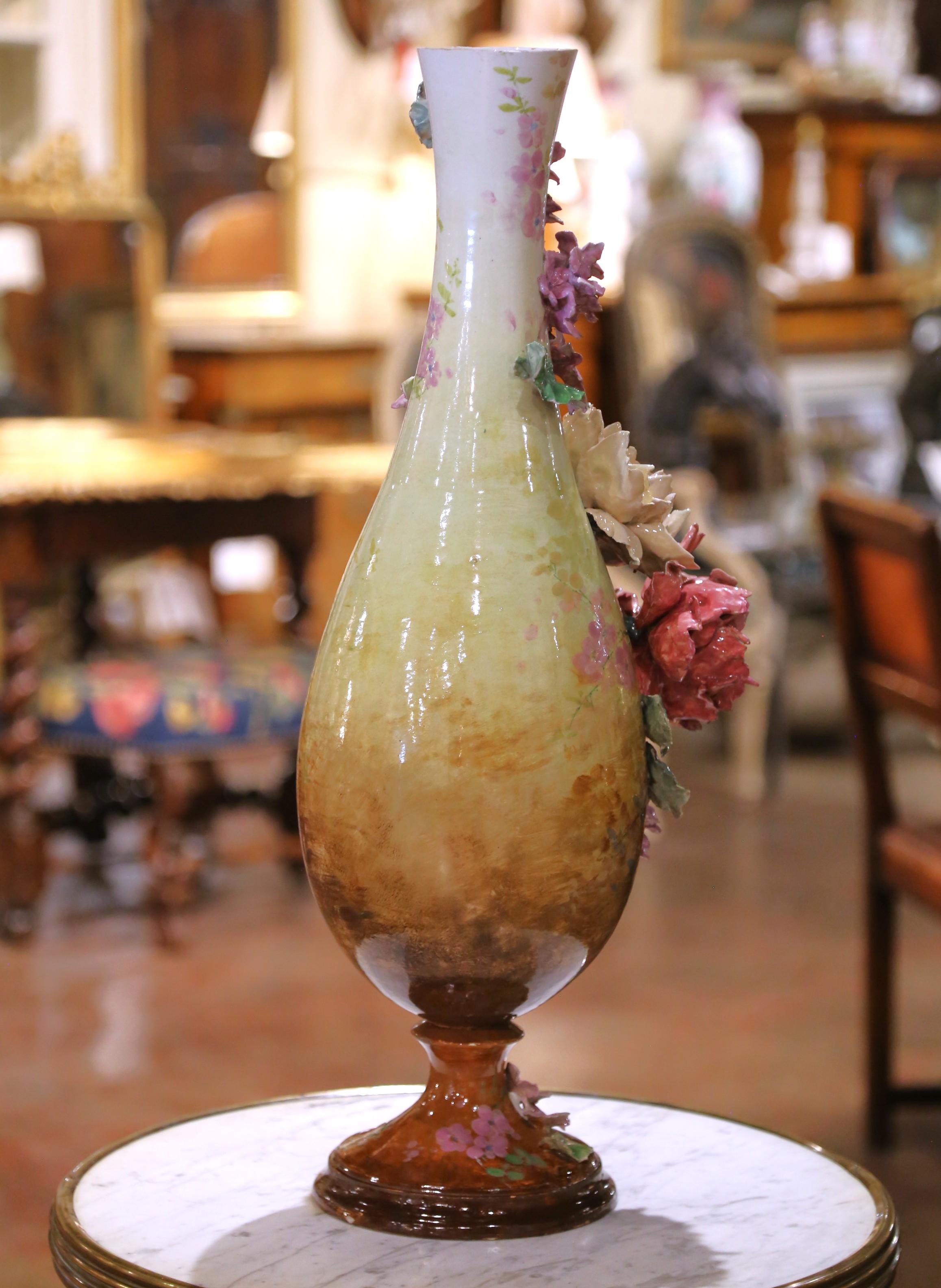 Vaso francese del XIX secolo in faience Barbotine dipinto a mano con motivi floreali in vendita 7