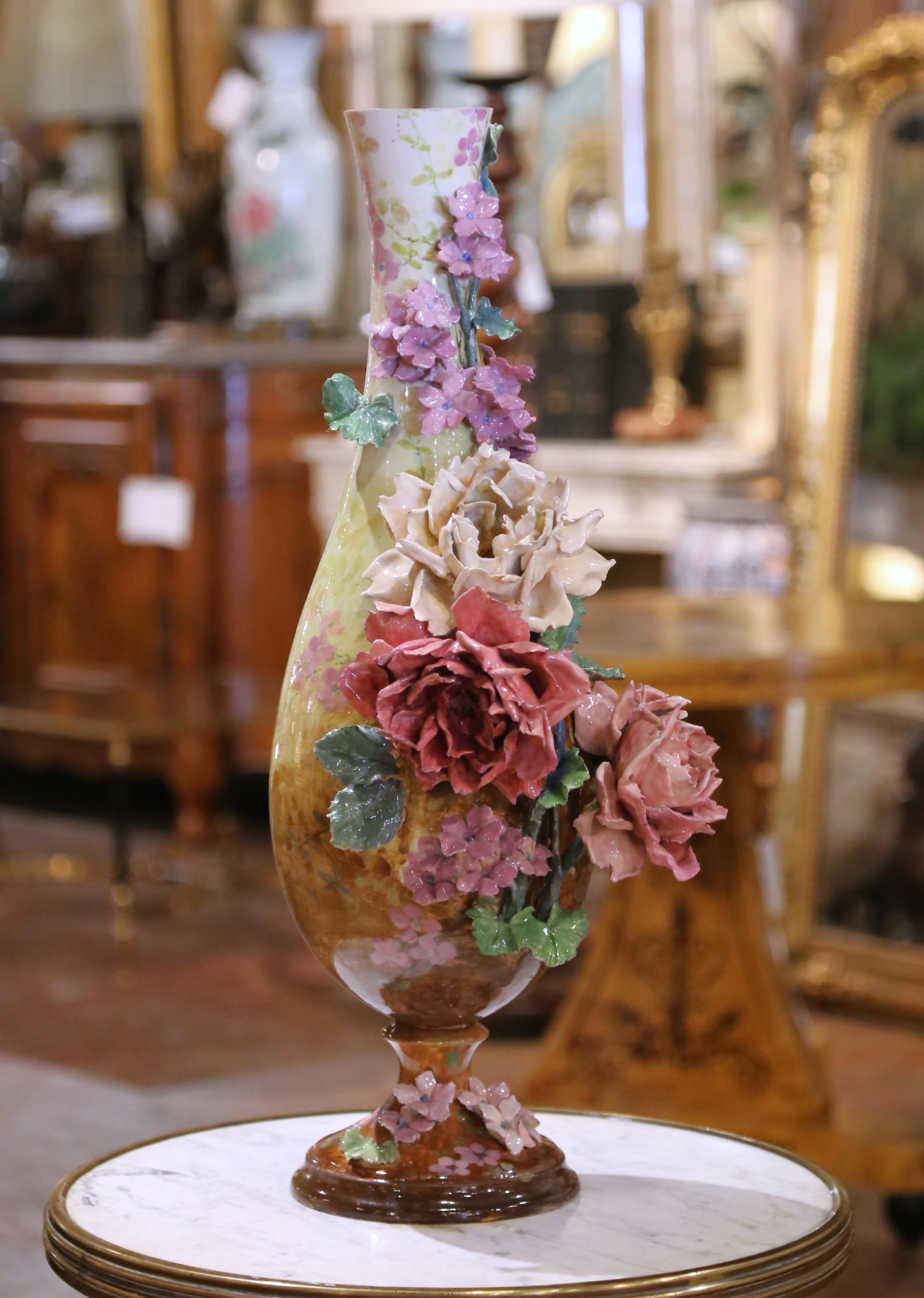Napoleone III Vaso francese del XIX secolo in faience Barbotine dipinto a mano con motivi floreali in vendita