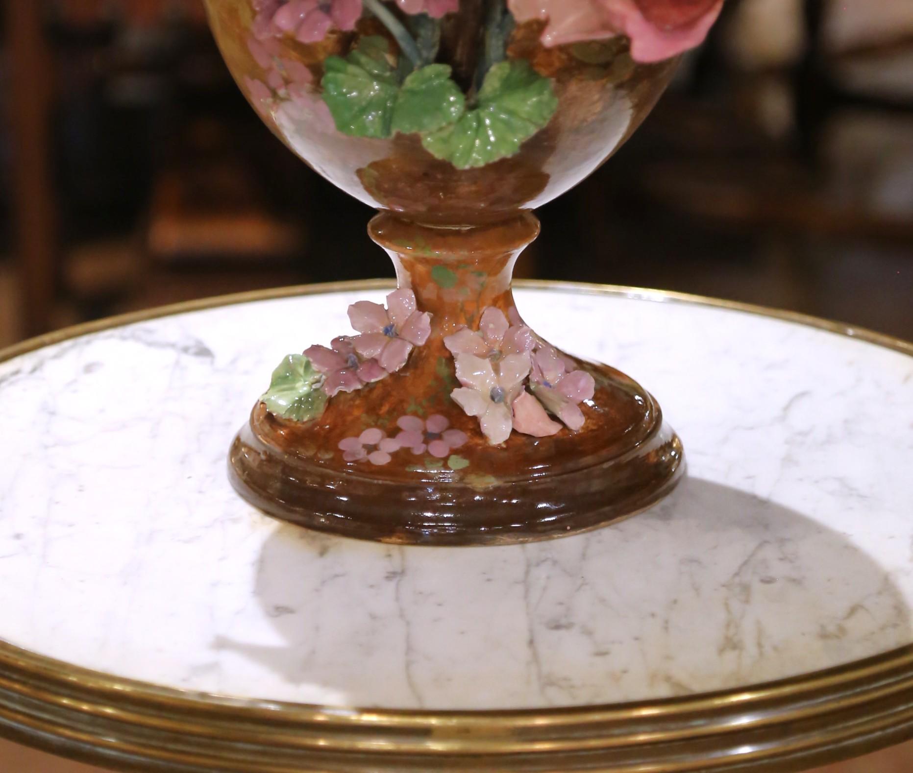 Faenza Vaso francese del XIX secolo in faience Barbotine dipinto a mano con motivi floreali in vendita
