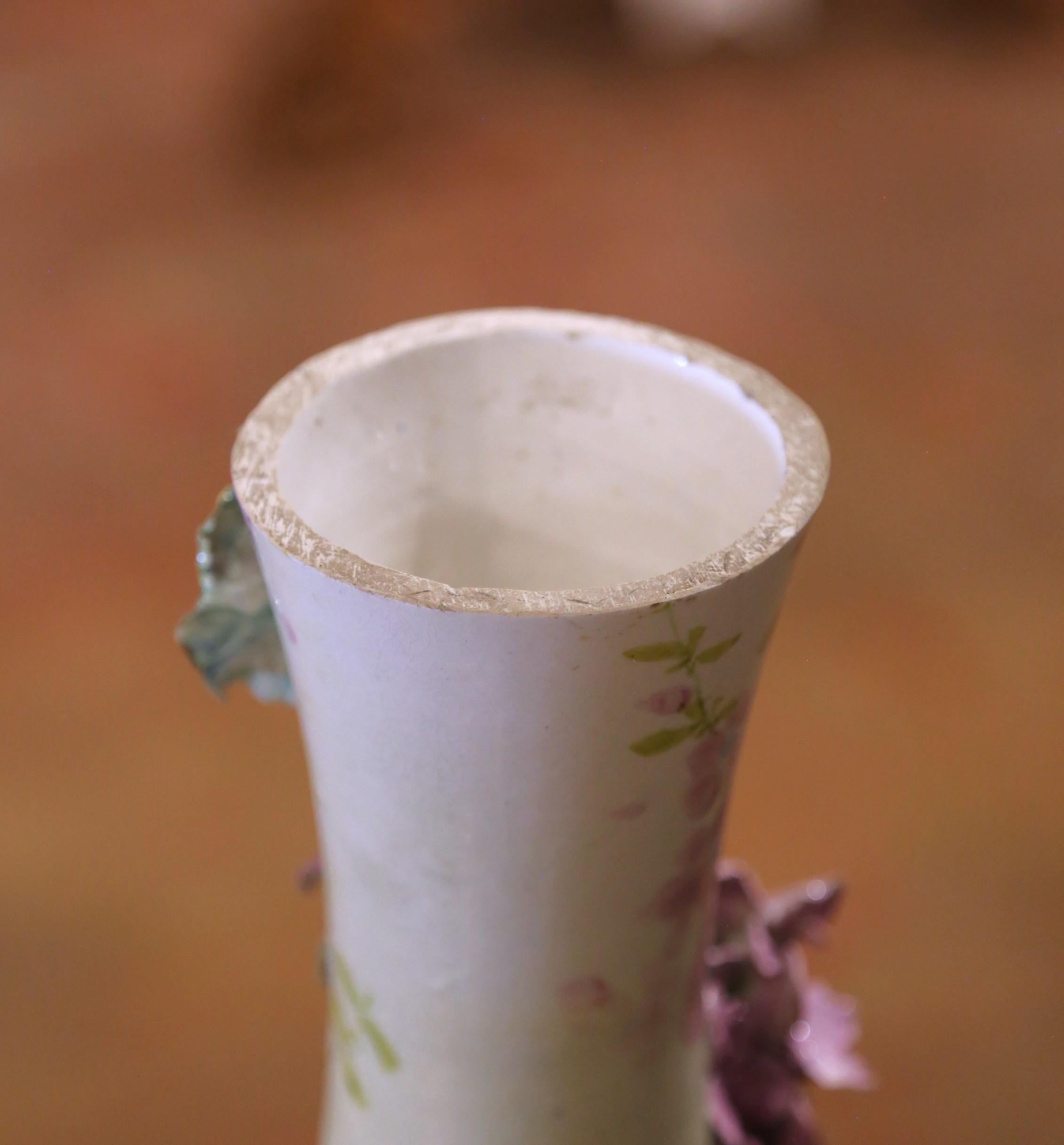 Vaso francese del XIX secolo in faience Barbotine dipinto a mano con motivi floreali in vendita 1