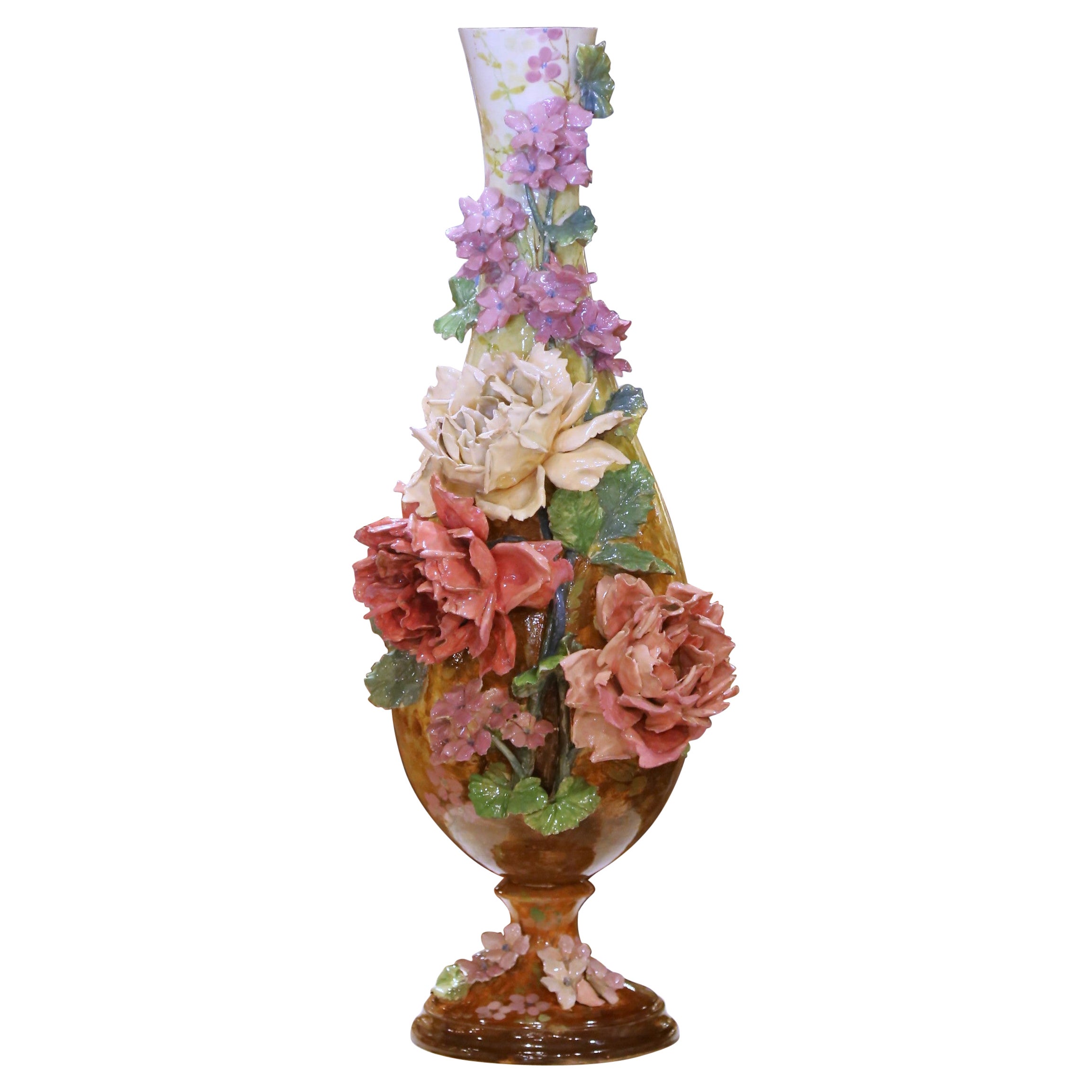 Vaso francese del XIX secolo in faience Barbotine dipinto a mano con motivi floreali in vendita
