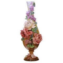 Vase en faïence peinte à la main à motifs floraux, Barbotine, France, 19e siècle