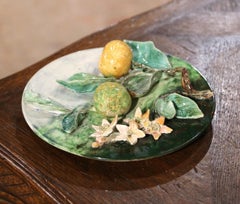 Französischer handbemalter Barbotine-Fayence-Wandteller aus dem 19. Jahrhundert, gestempelt Longchamp