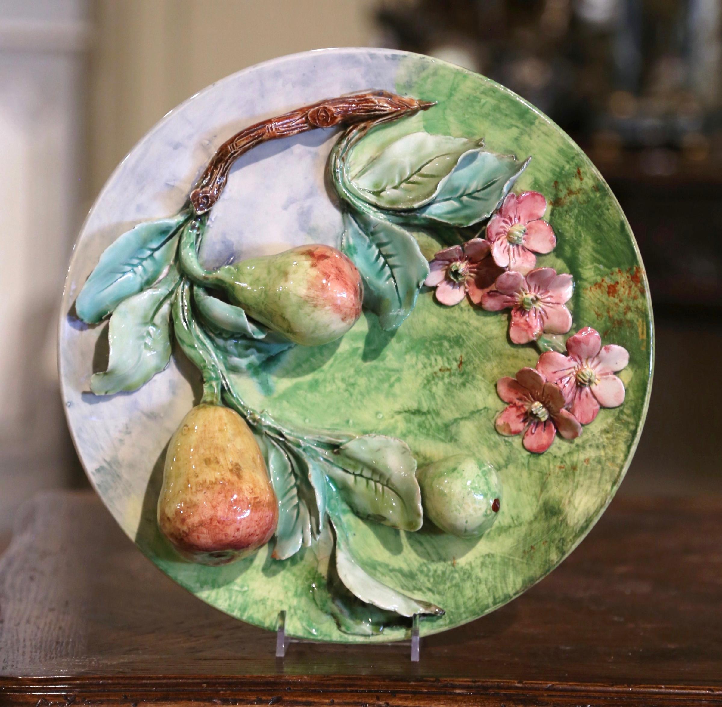 XIXe siècle Assiette murale en faïence de Barbotine peinte à la main et estampillée Longchamp, 19e siècle, France