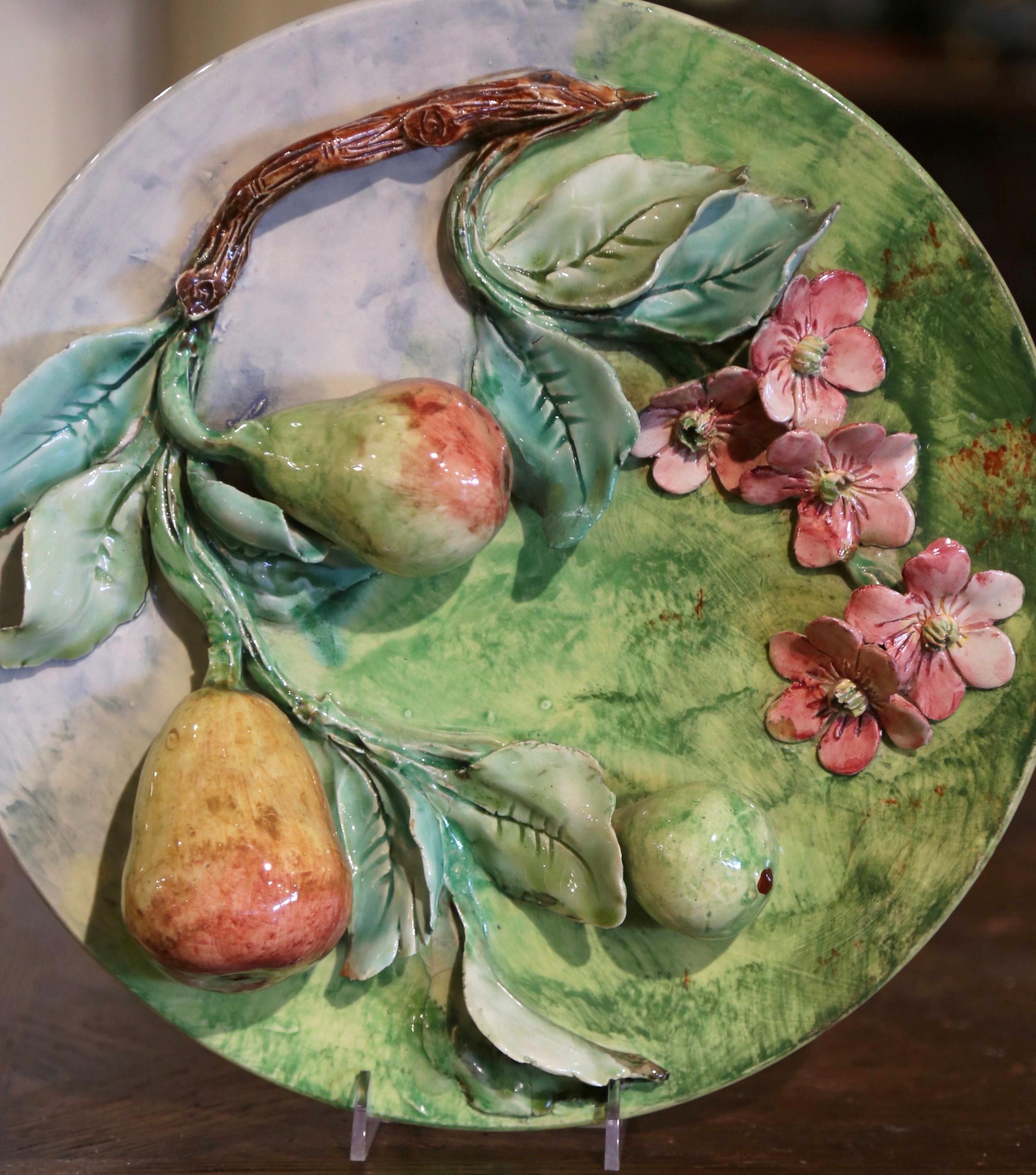 Céramique Assiette murale en faïence de Barbotine peinte à la main et estampillée Longchamp, 19e siècle, France