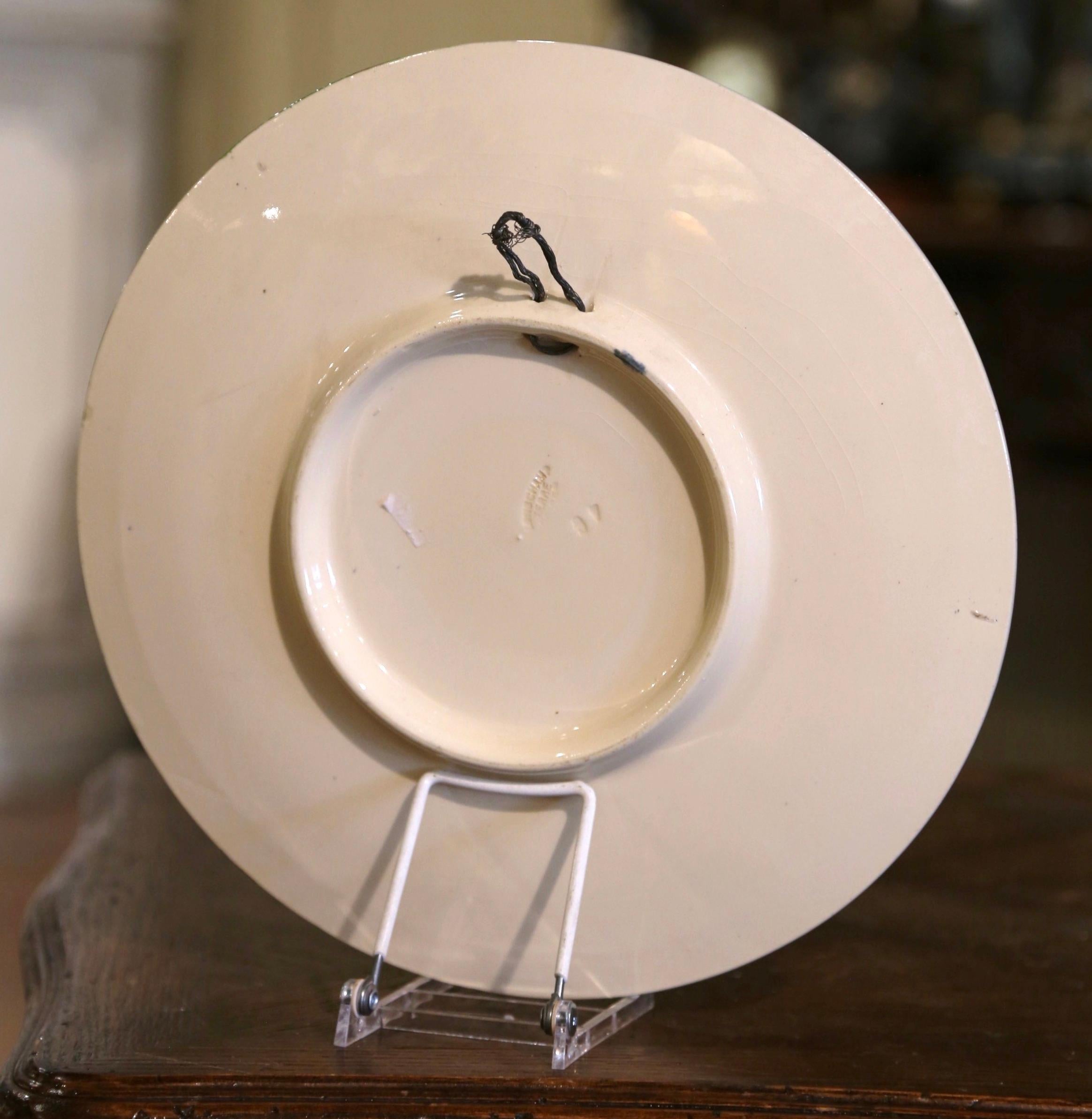 Assiette murale en faïence de Barbotine peinte à la main et estampillée Longchamp, 19e siècle, France 1
