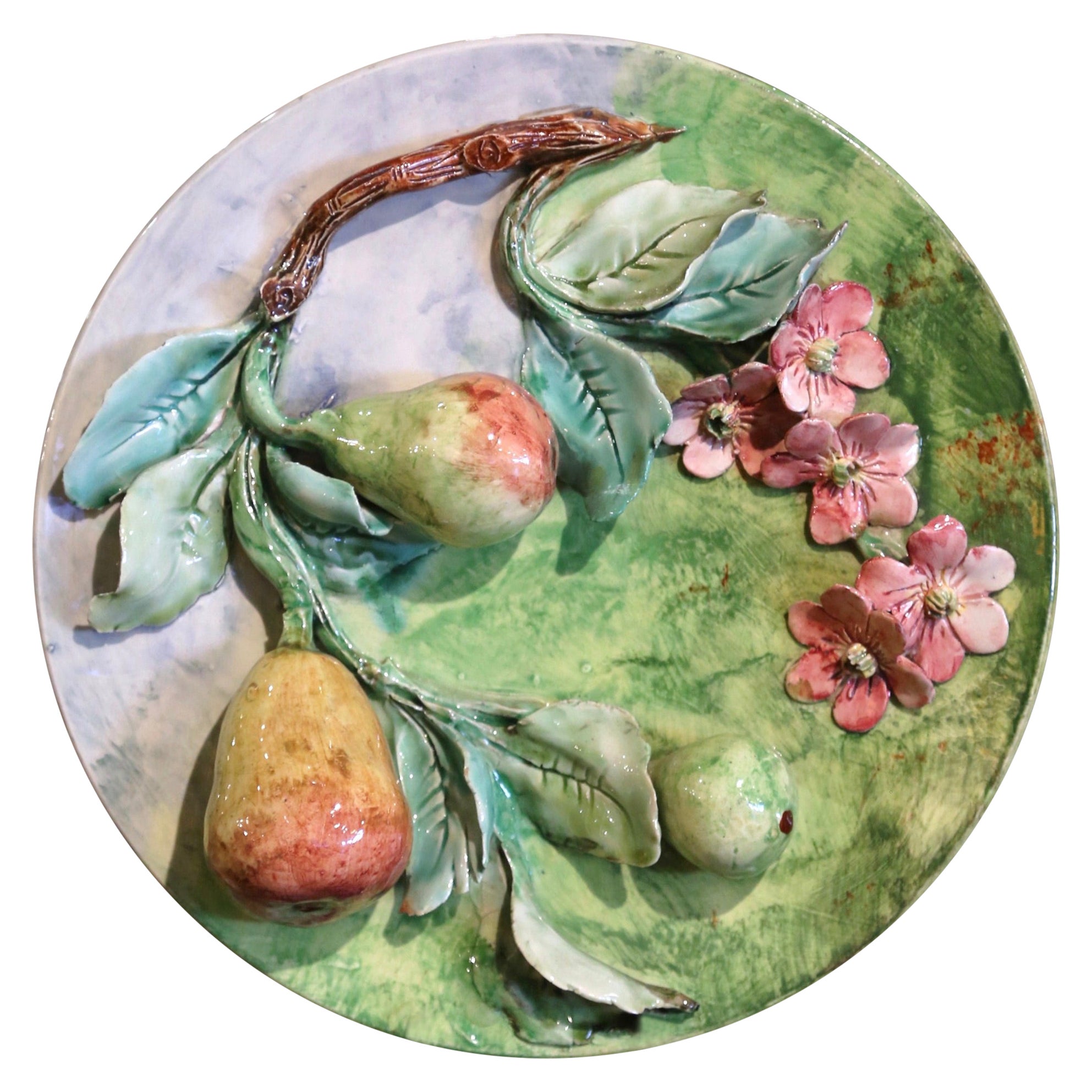 Assiette murale en faïence de Barbotine peinte à la main et estampillée Longchamp, 19e siècle, France