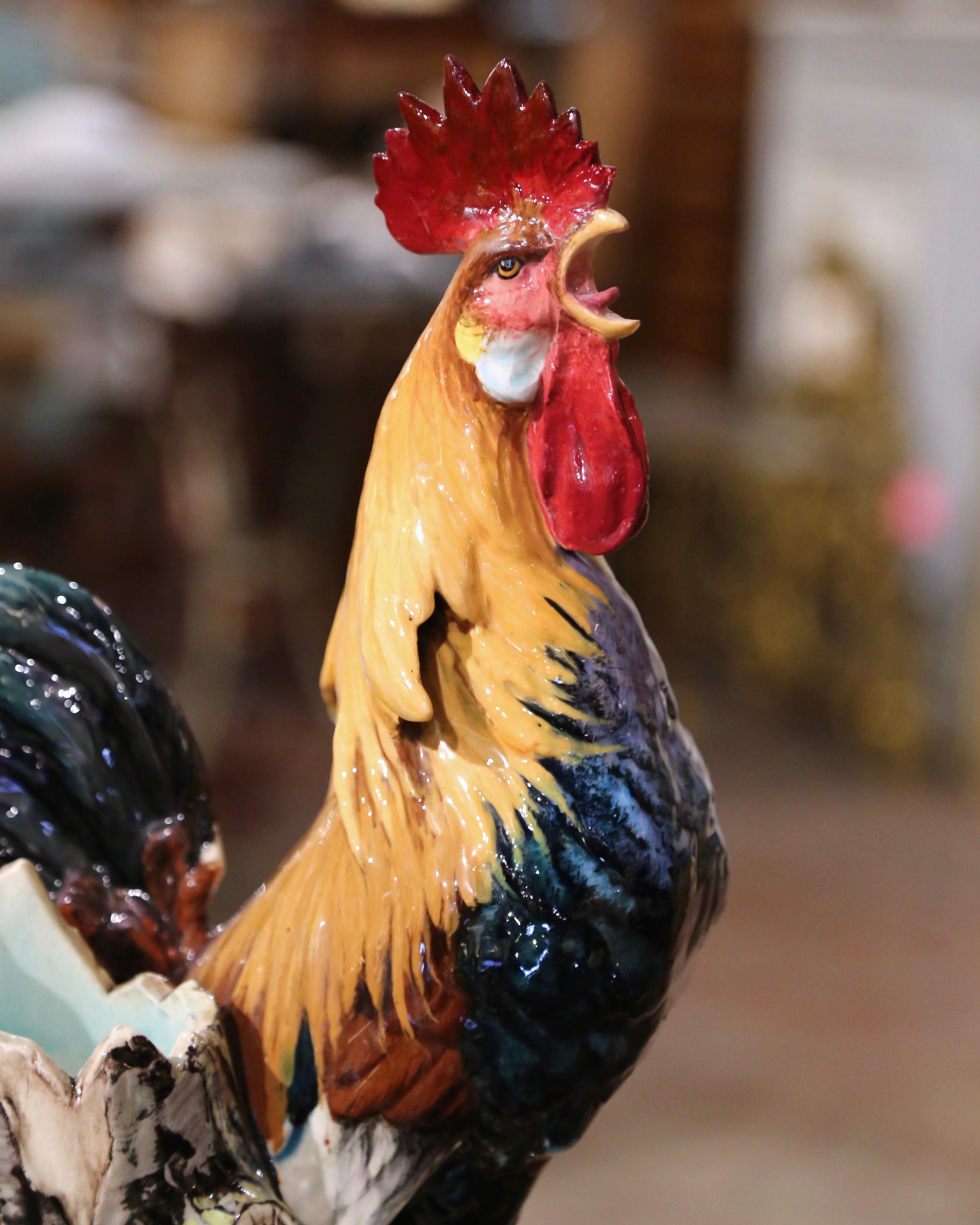 Porta lo stile country francese nella tua casa con questa grande e colorata figura di gallo antico con vaso laterale. Realizzata in Francia intorno al 1890, la scultura del pollo è un accessorio classico della casa francese. L'uccello alto in
