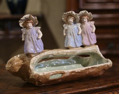 Vase Barbotine du 19e siècle, peint à la main, avec des figures de jeunes filles