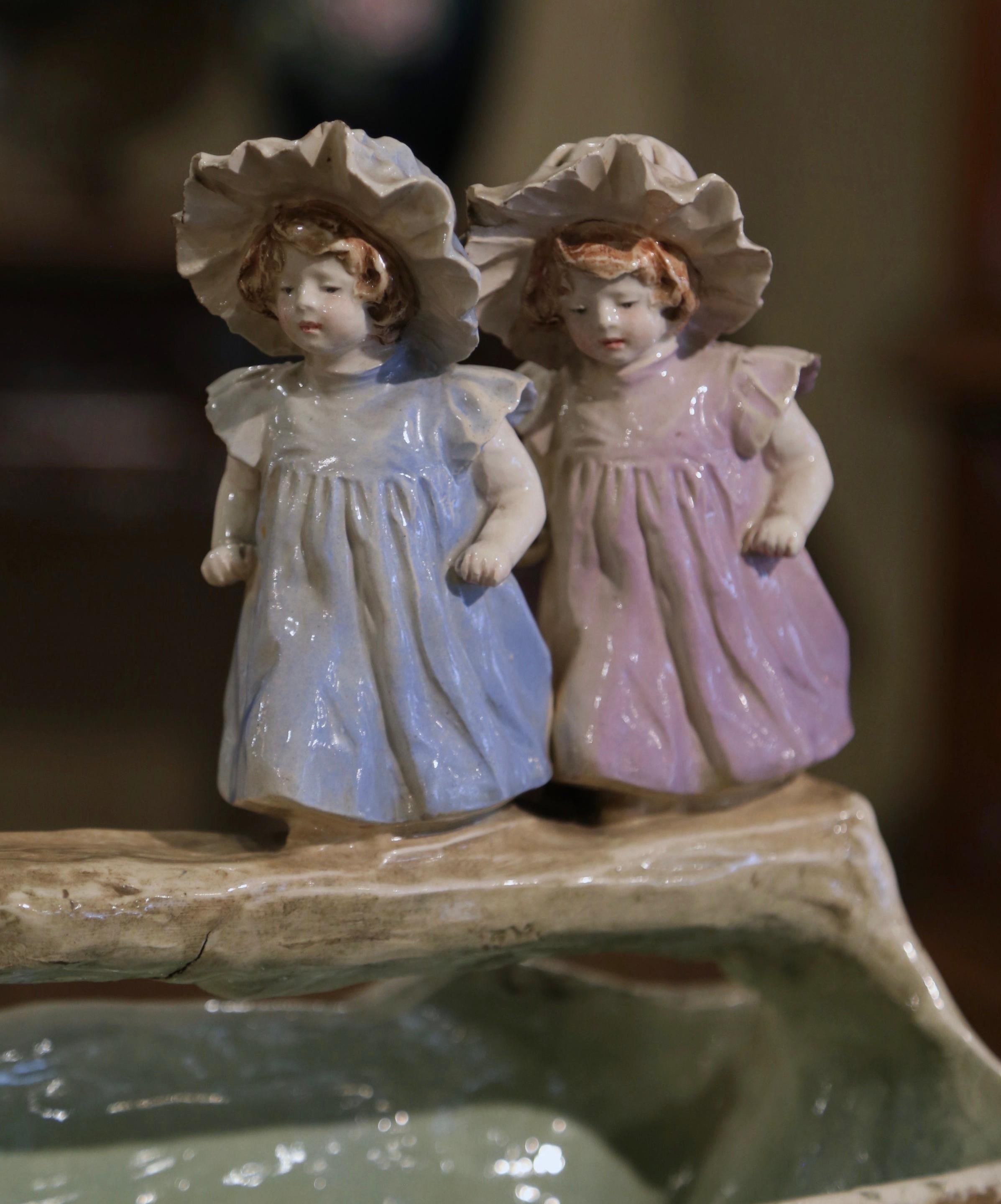 Französische handbemalte Barbotine-Vase des 19. Jahrhunderts mit jungen Mädchenfiguren im Zustand „Hervorragend“ im Angebot in Dallas, TX