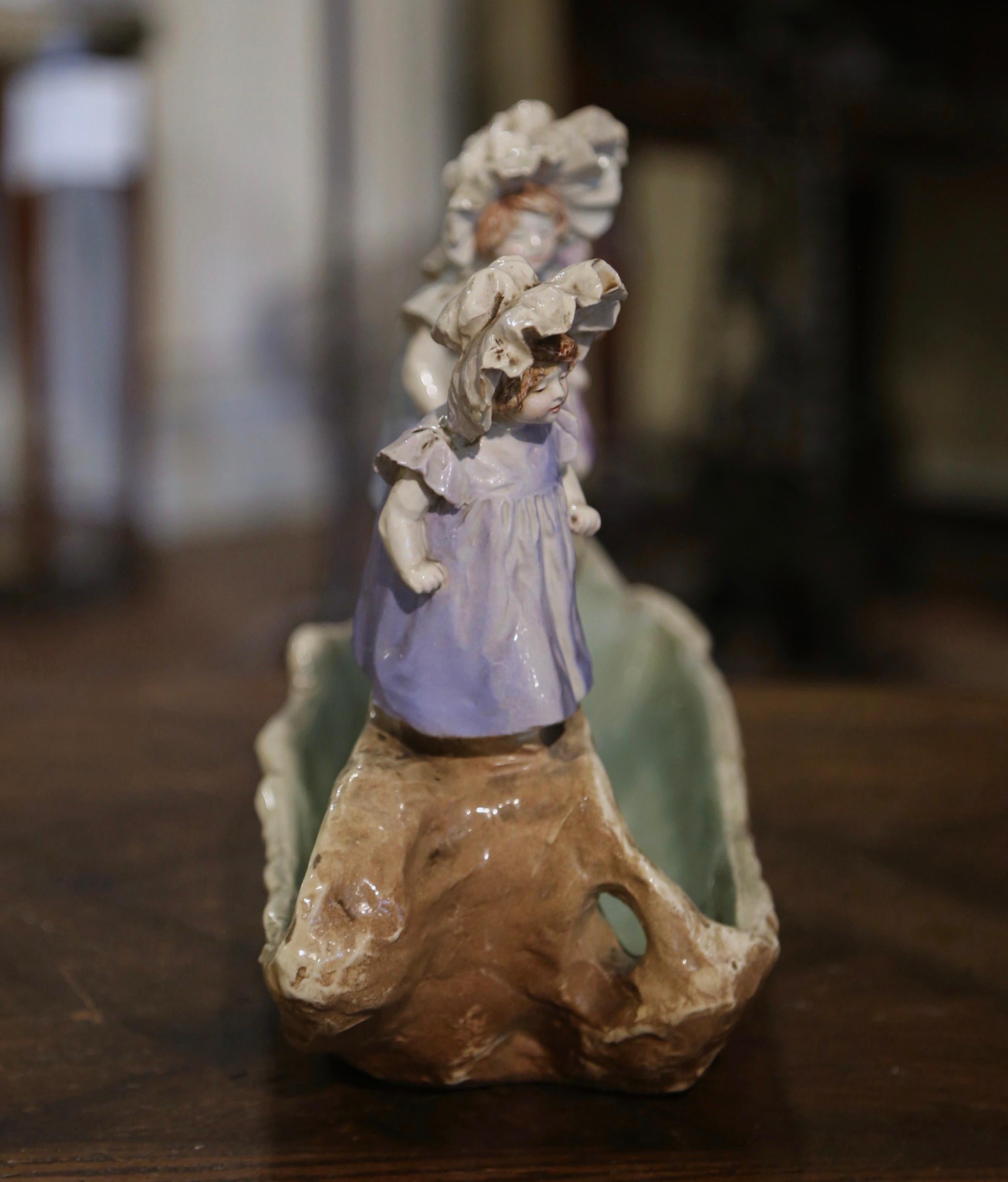 Französische handbemalte Barbotine-Vase des 19. Jahrhunderts mit jungen Mädchenfiguren im Angebot 3
